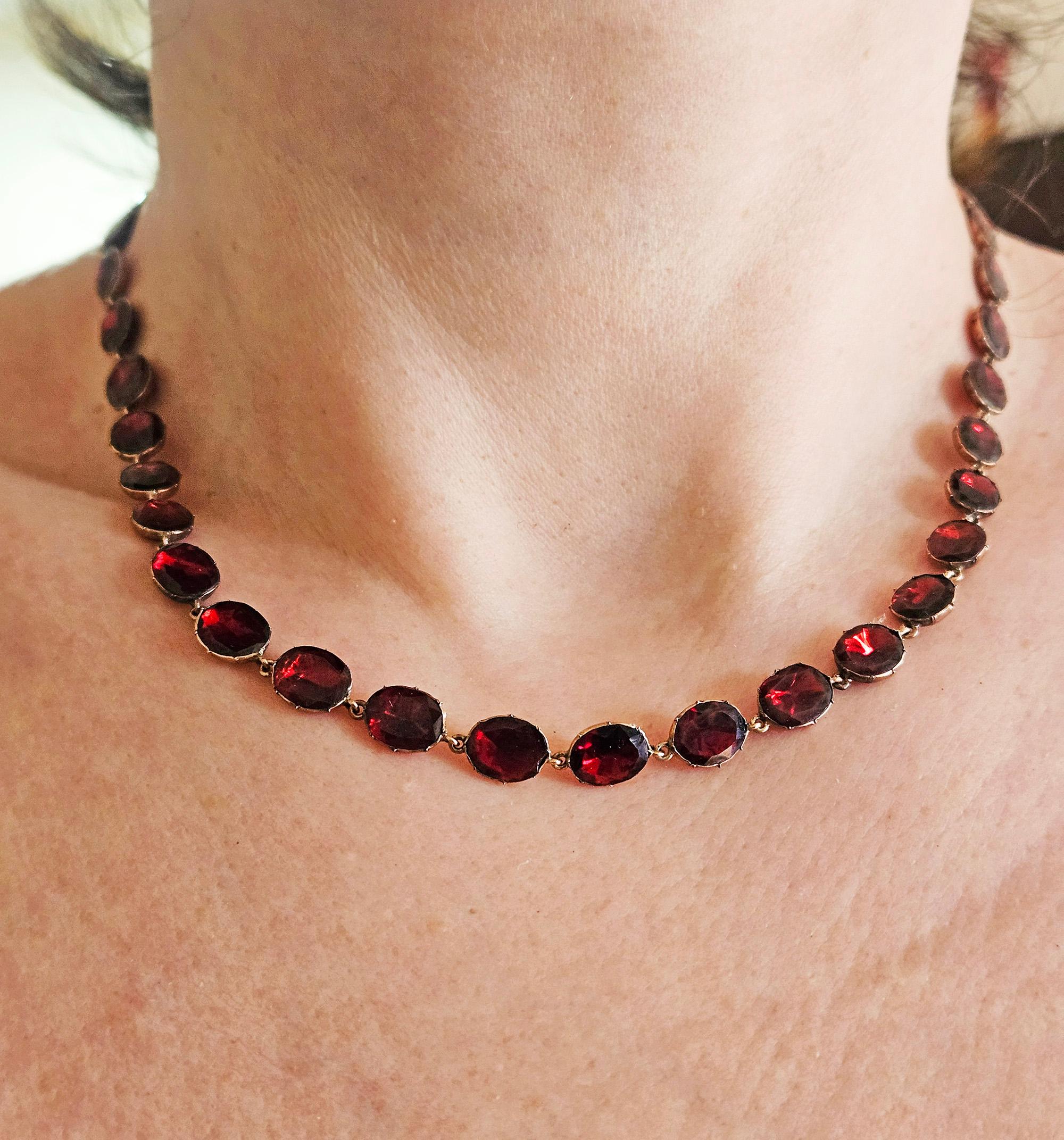 Icónico collar inglés georgiano de 1820 con granate de corte plano Riviere de oro rosa de 9 ct en venta 9