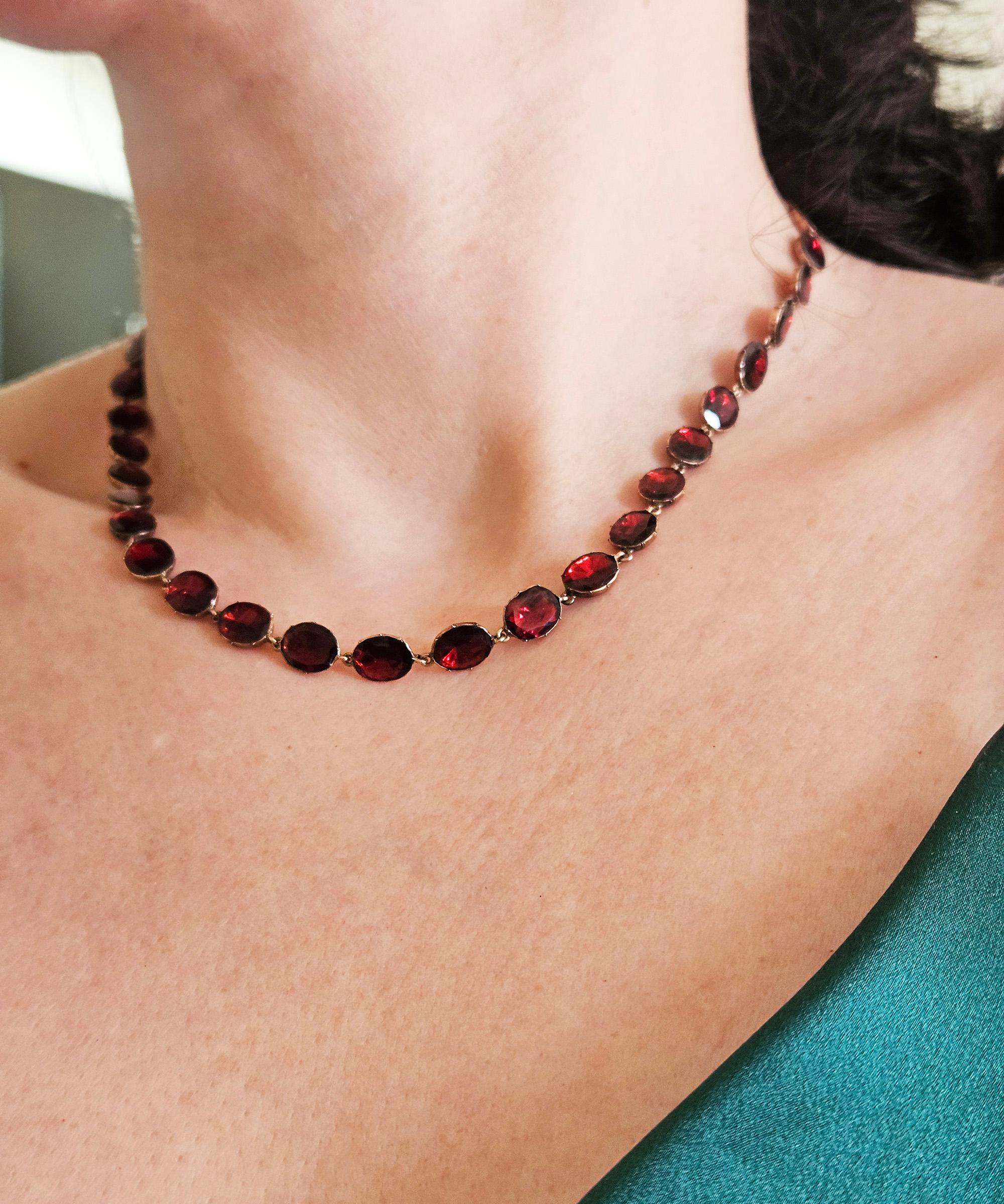Icónico collar inglés georgiano de 1820 con granate de corte plano Riviere de oro rosa de 9 ct en venta 10