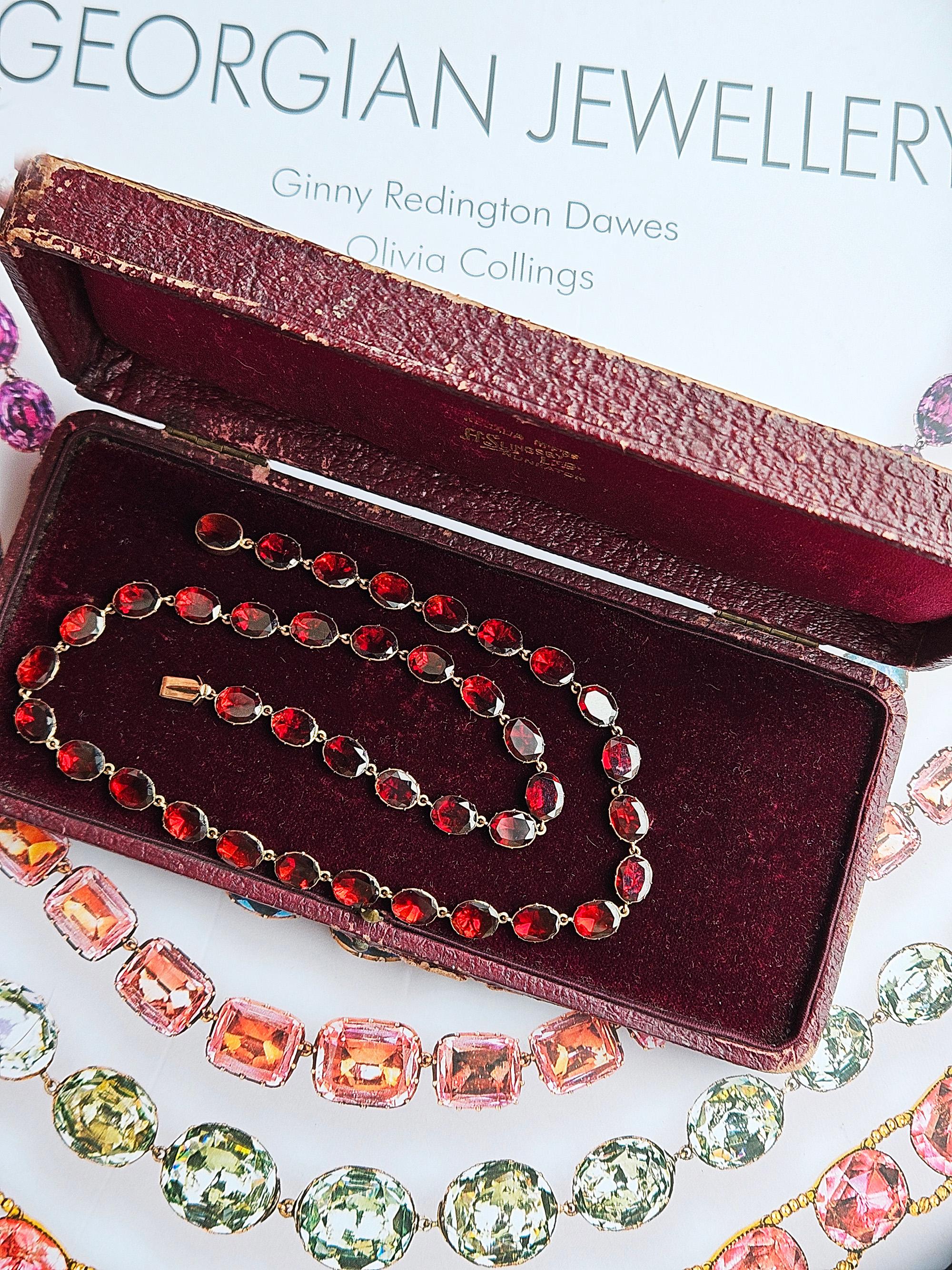 Un impresionante e icónico collar georgiano de 1820 de corte plano con dorso de lámina de granate rojo Rivière

¡El más delicioso sueño rojo baya! Estilo dominante de la época georgiana, la rivière era un clásico instantáneo, que a menudo escapaba a