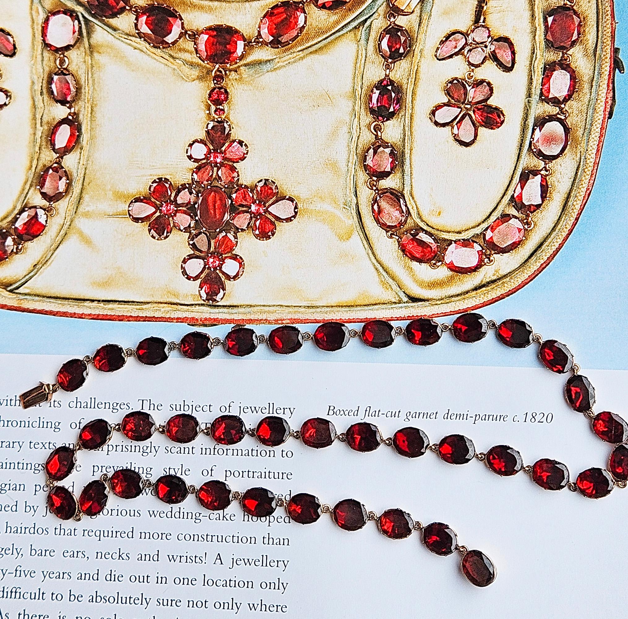 De las mujeres Icónico collar inglés georgiano de 1820 con granate de corte plano Riviere de oro rosa de 9 ct en venta