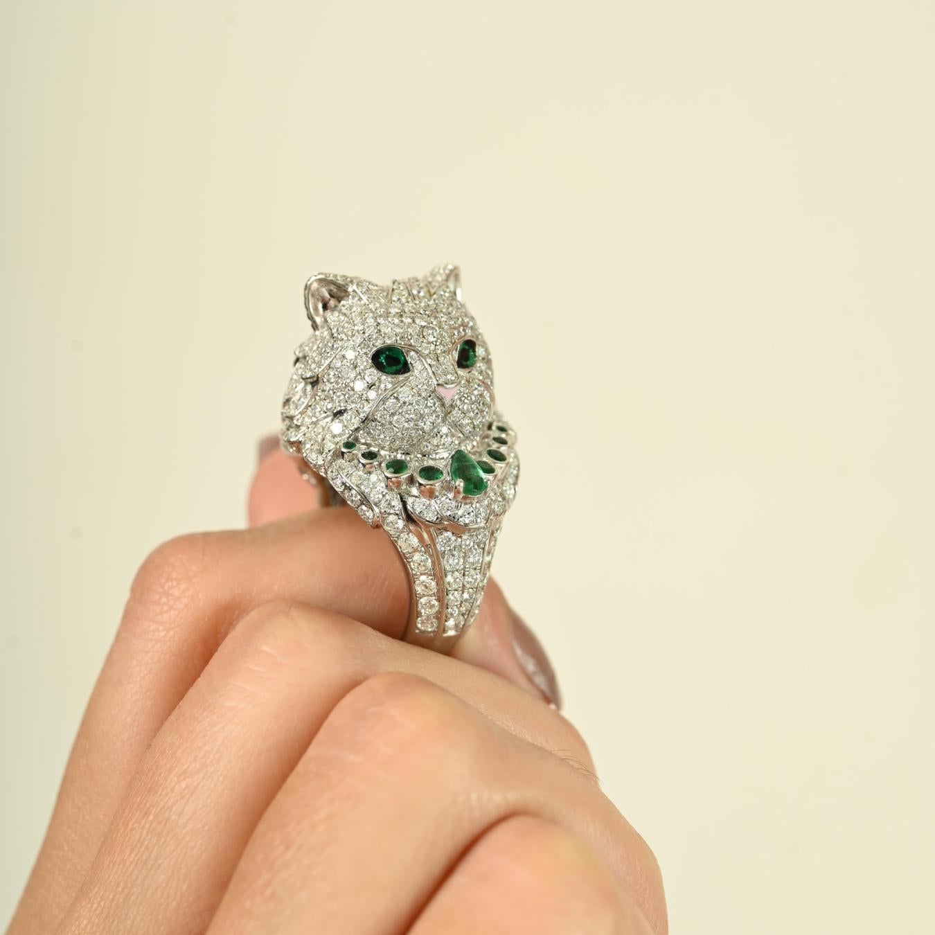 Im Angebot: Ikonischer Katzenring, Tierschmuck, 18 Karat massives Weißgold mit Smaragd & Diamant () 10