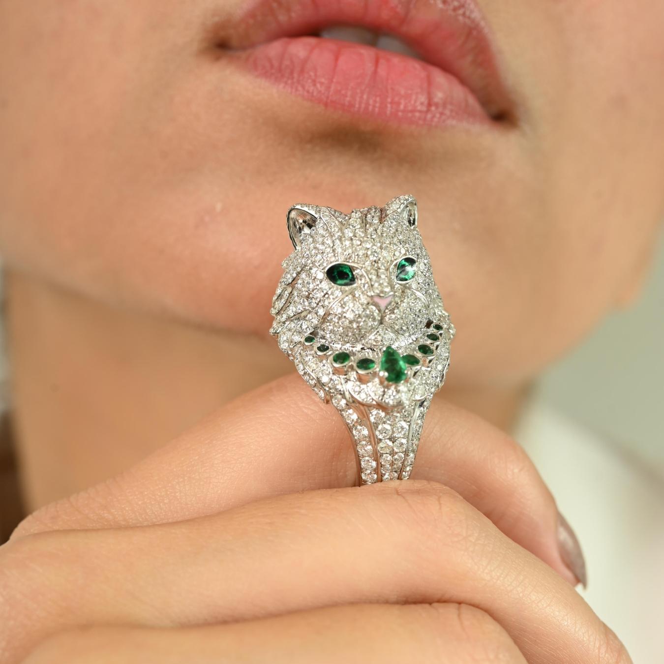 Im Angebot: Ikonischer Katzenring, Tierschmuck, 18 Karat massives Weißgold mit Smaragd & Diamant () 2