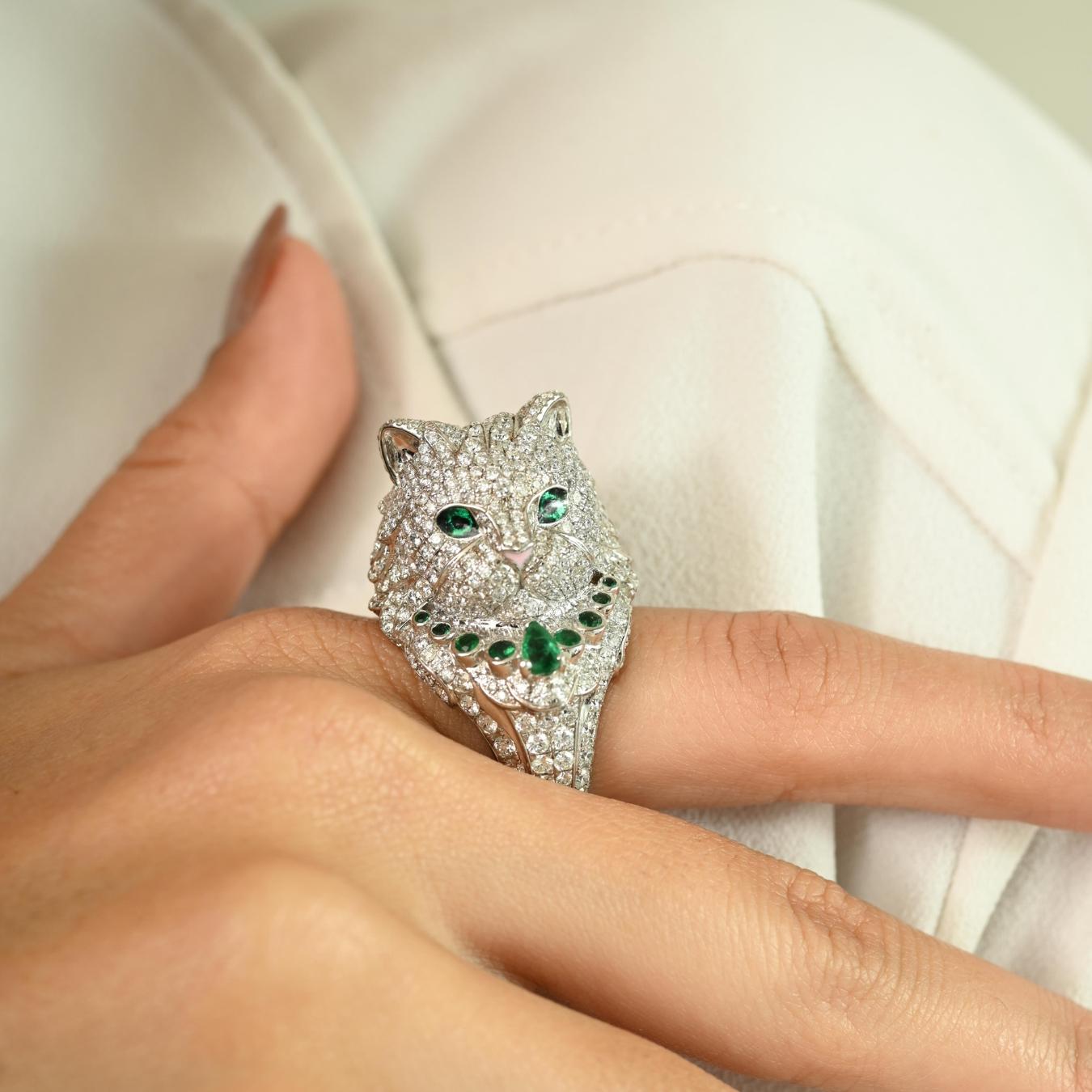 Im Angebot: Ikonischer Katzenring, Tierschmuck, 18 Karat massives Weißgold mit Smaragd & Diamant () 4