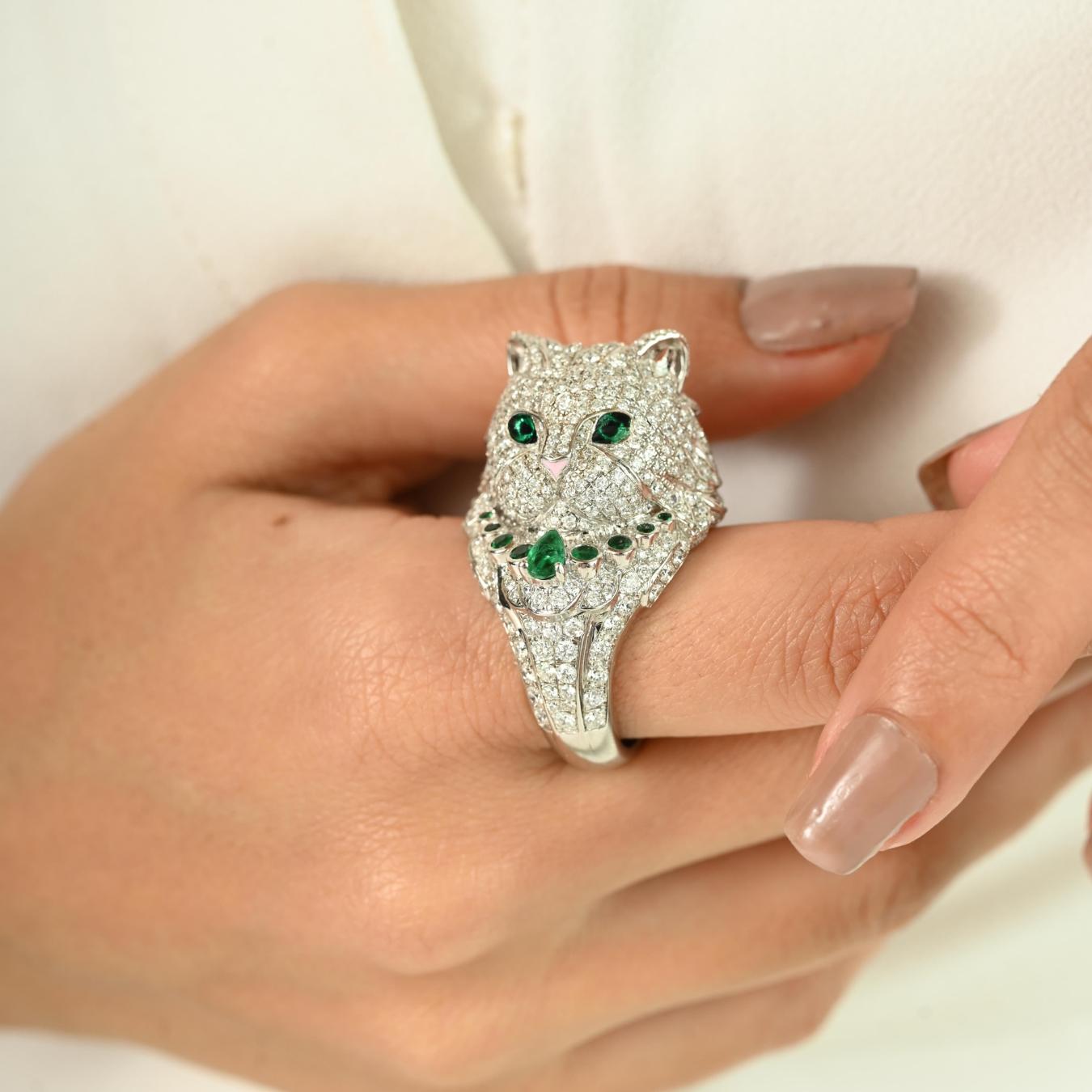 Im Angebot: Ikonischer Katzenring, Tierschmuck, 18 Karat massives Weißgold mit Smaragd & Diamant () 6