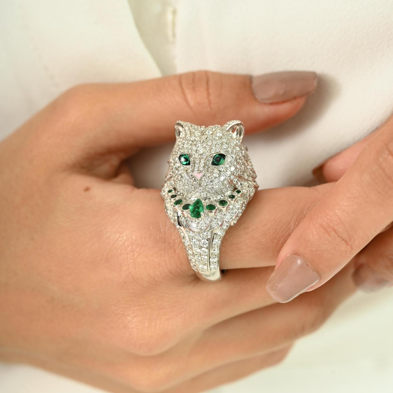 Im Angebot: Ikonischer Katzenring, Tierschmuck, 18 Karat massives Weißgold mit Smaragd & Diamant () 8