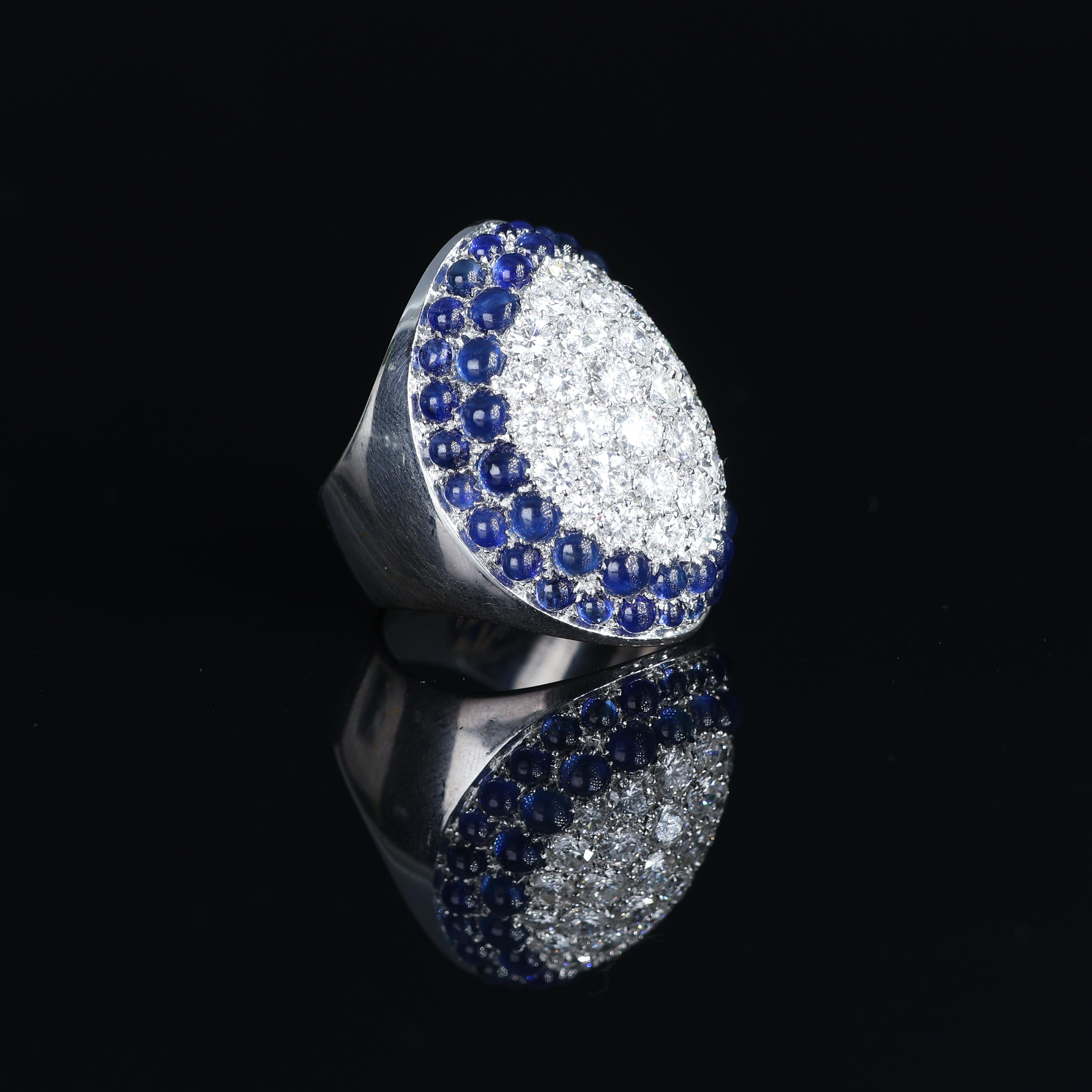Iconic 18k White Gold Ring with Pavé of Diamonds 3.97 and Cabochon Sapphire 6.24 For Sale 5