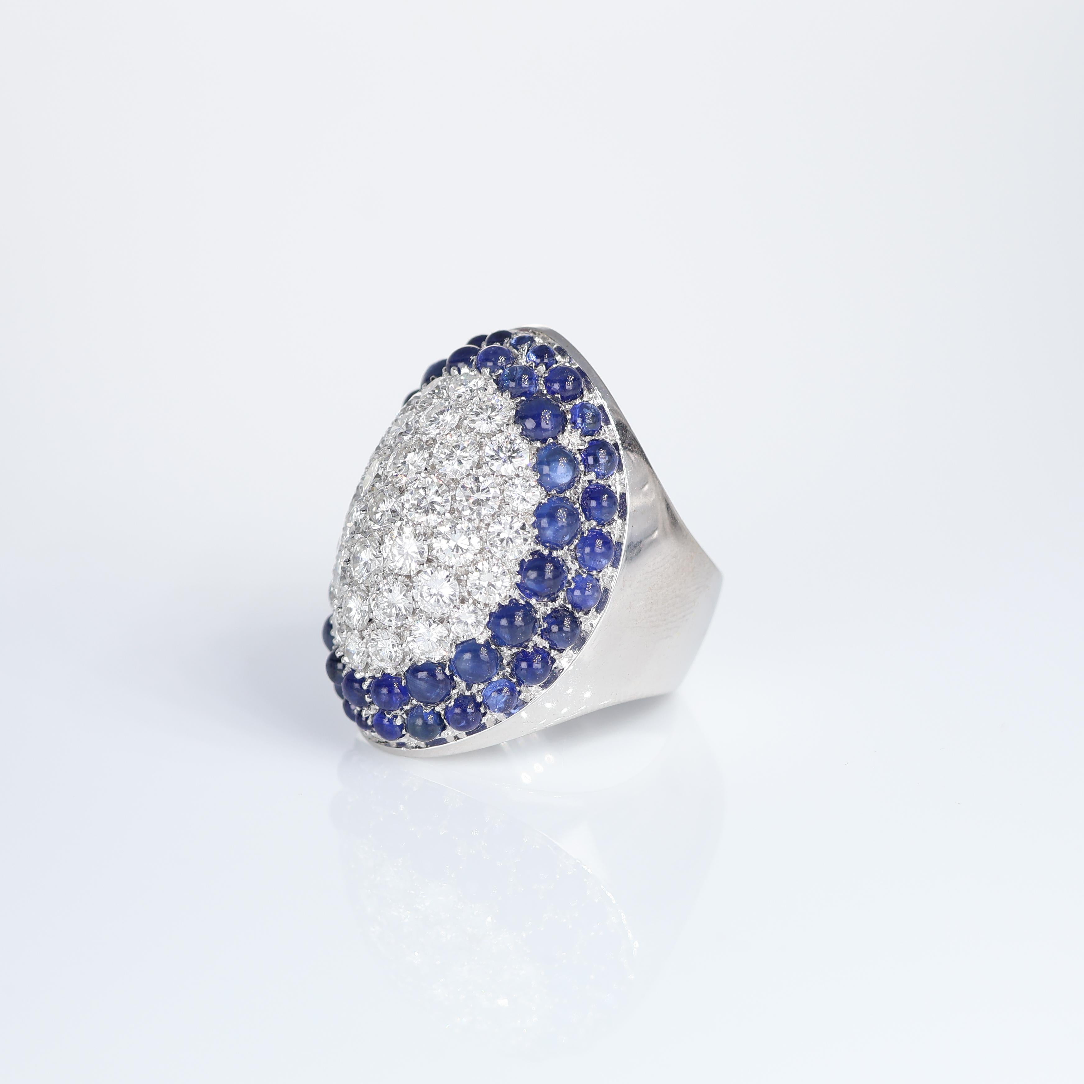 Iconic 18k White Gold Ring with Pavé of Diamonds 3.97 and Cabochon Sapphire 6.24 In New Condition For Sale In Bergamo, BG