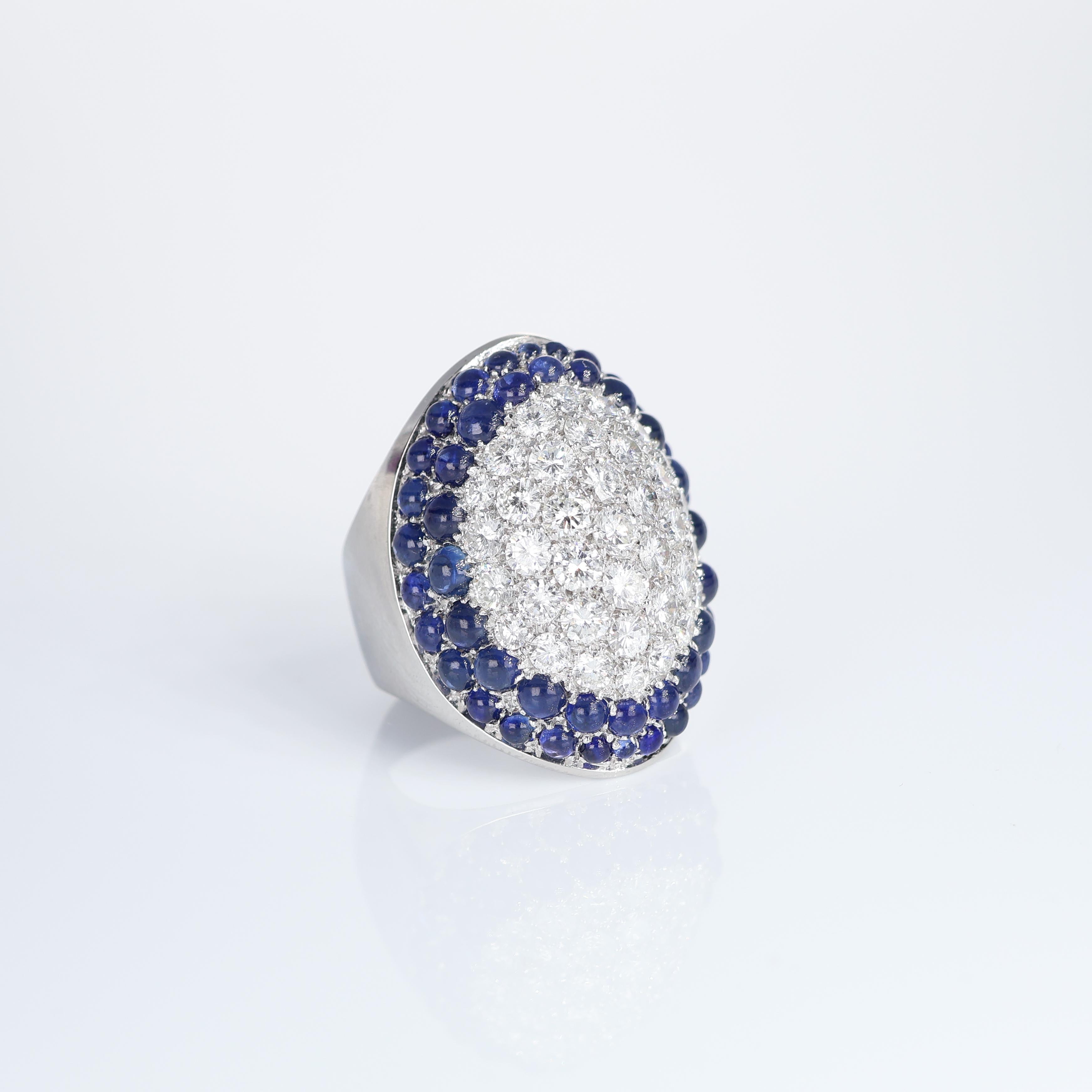 Women's or Men's Iconic 18k White Gold Ring with Pavé of Diamonds 3.97 and Cabochon Sapphire 6.24 For Sale