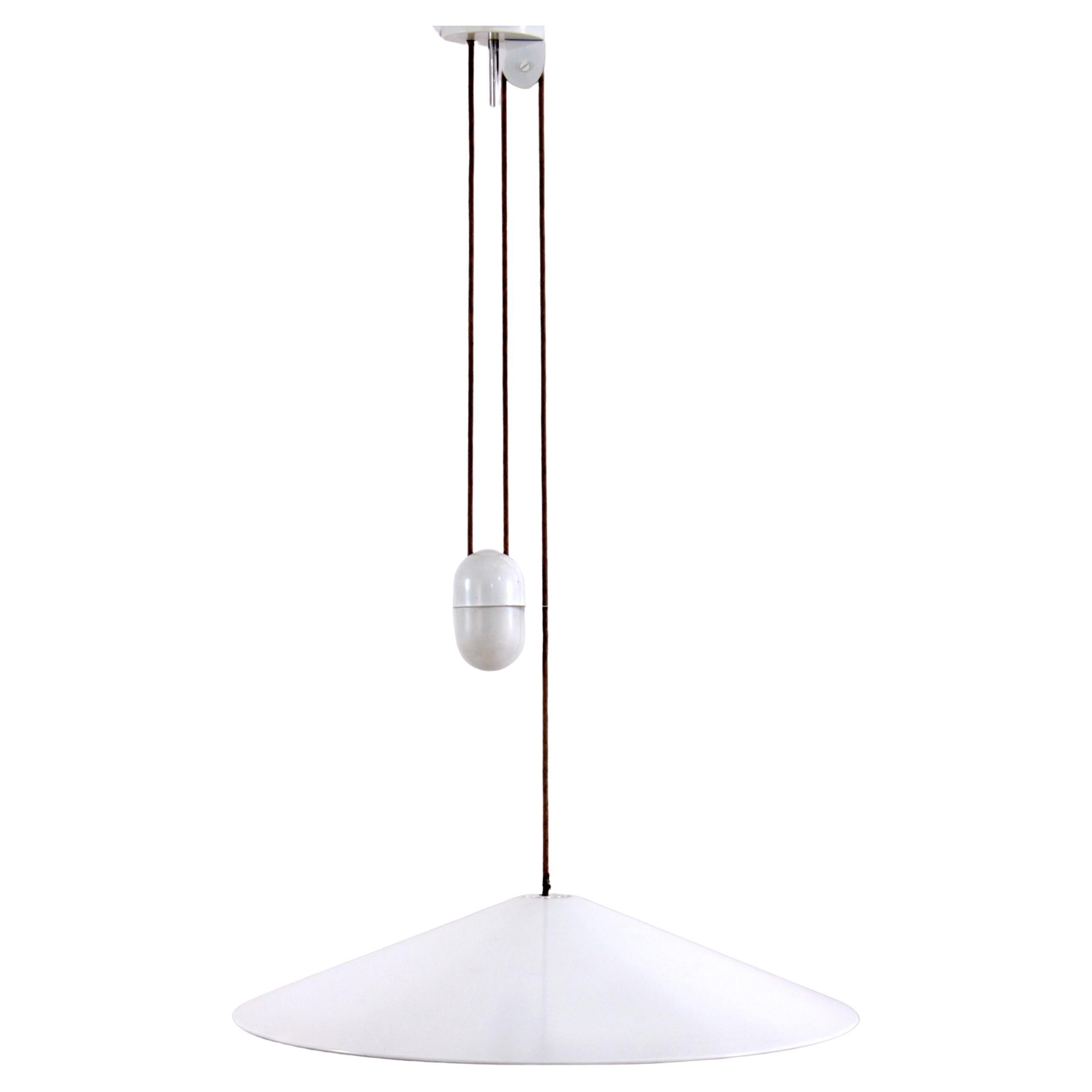 

Pendente a contrappeso progettato dal designer italiano Goffredo Reggiani. 

Reggiani è stato il fondatore della Reggiani Spa Illuminazione, fondata nel 1957.

In un tranquillo laboratorio italiano negli anni '60, Goffredo Reggiani abbozzò le
