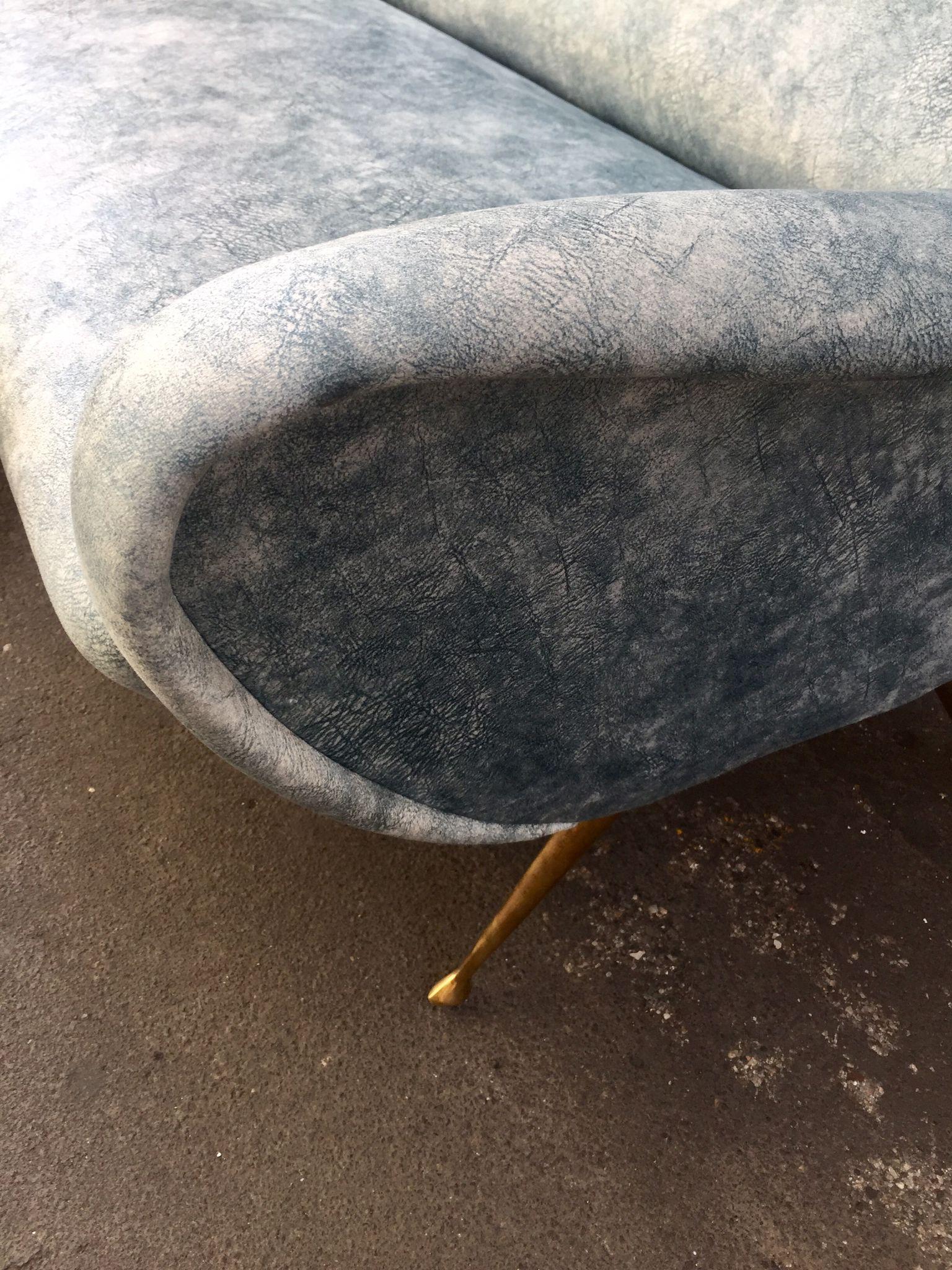 Iconic, 1960s Gigi Radice Style Mid-Century Modern Brass and Velvet Italian Sofa For Sale 2