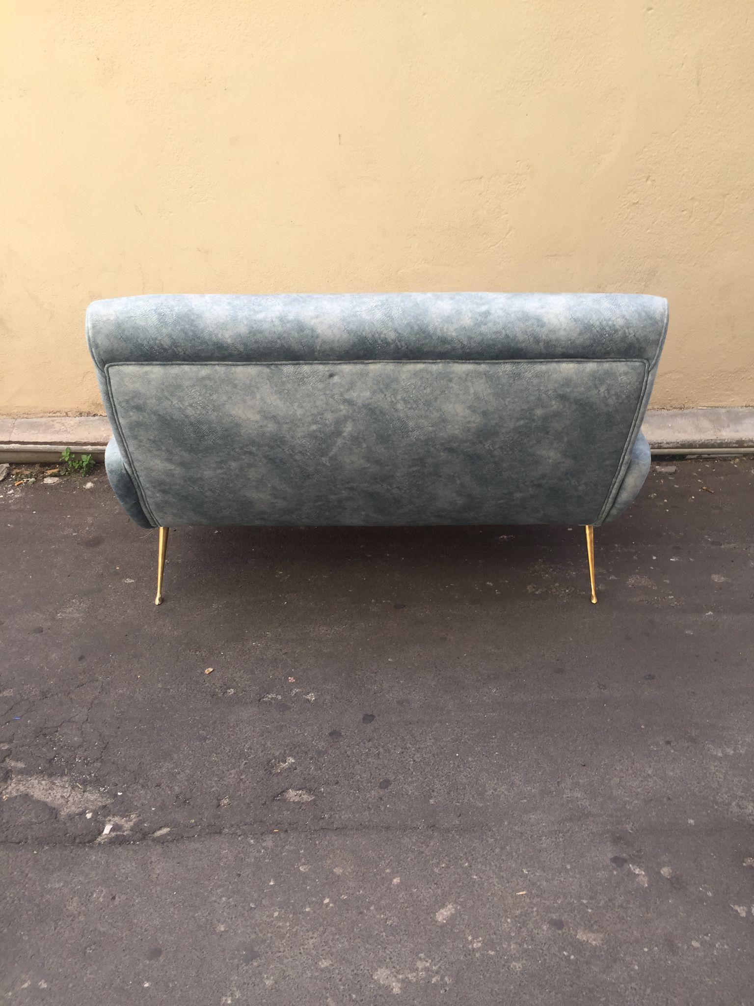 Ikonisches italienisches Sofa aus Messing und Samt im Gigi Radice-Stil der Jahrhundertmitte, 1960er Jahre im Angebot 2