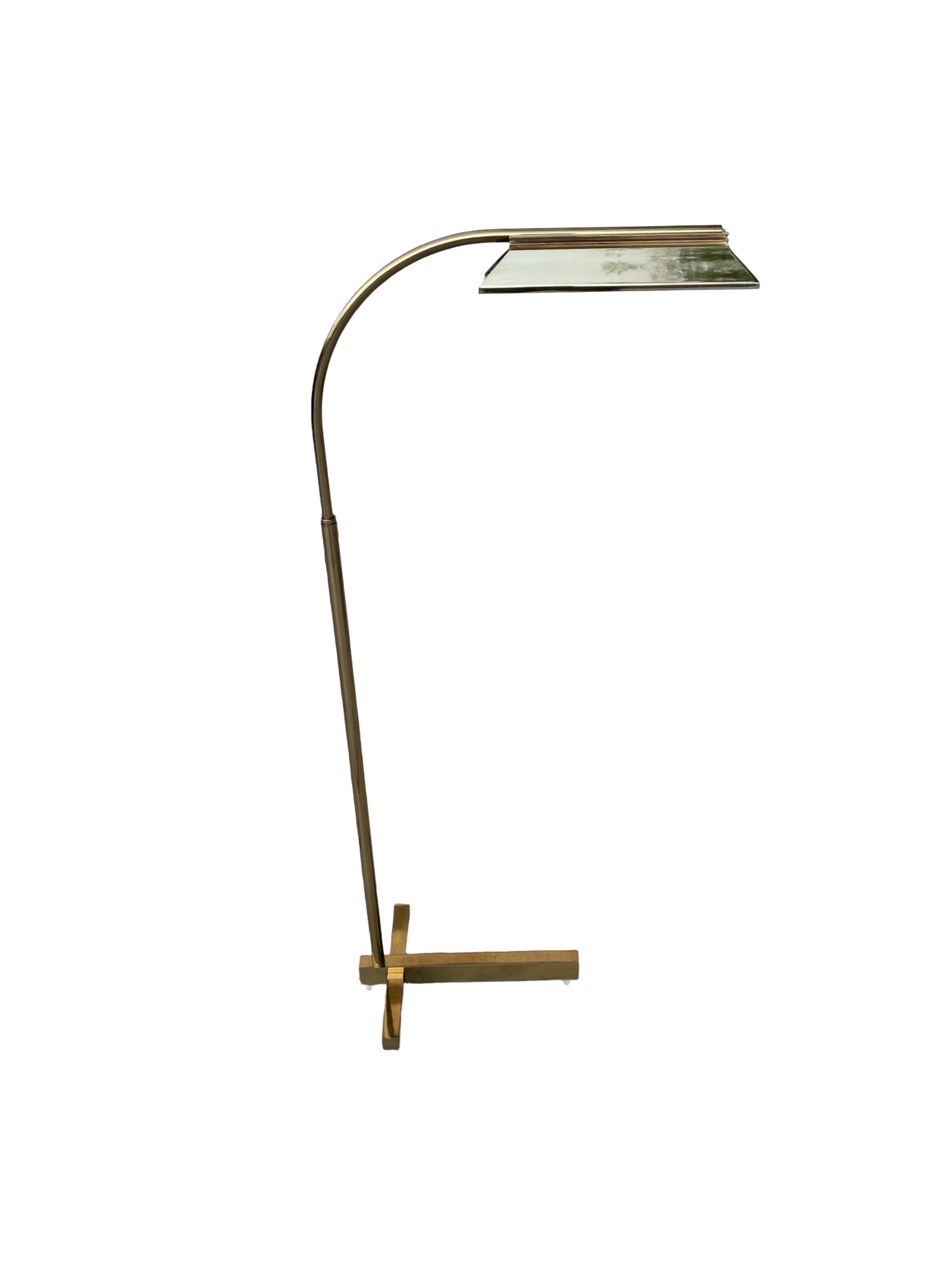 Ce superbe lampadaire vintage des années 1970 a été fabriqué par l'emblématique Casella. Acheté par le propriétaire d'origine, ce modèle exact est retiré et n'est plus disponible. Ce qui la rend spéciale, c'est qu'elle possède une base