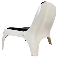 Le iconiche poltrone in vetroresina in stile “Space Age” degli anni ’70 di Carl Straub