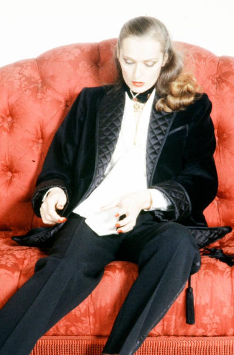 Iconic 1978 YVES SAINT LAURENT black velvet 'le smoking' jacket 4