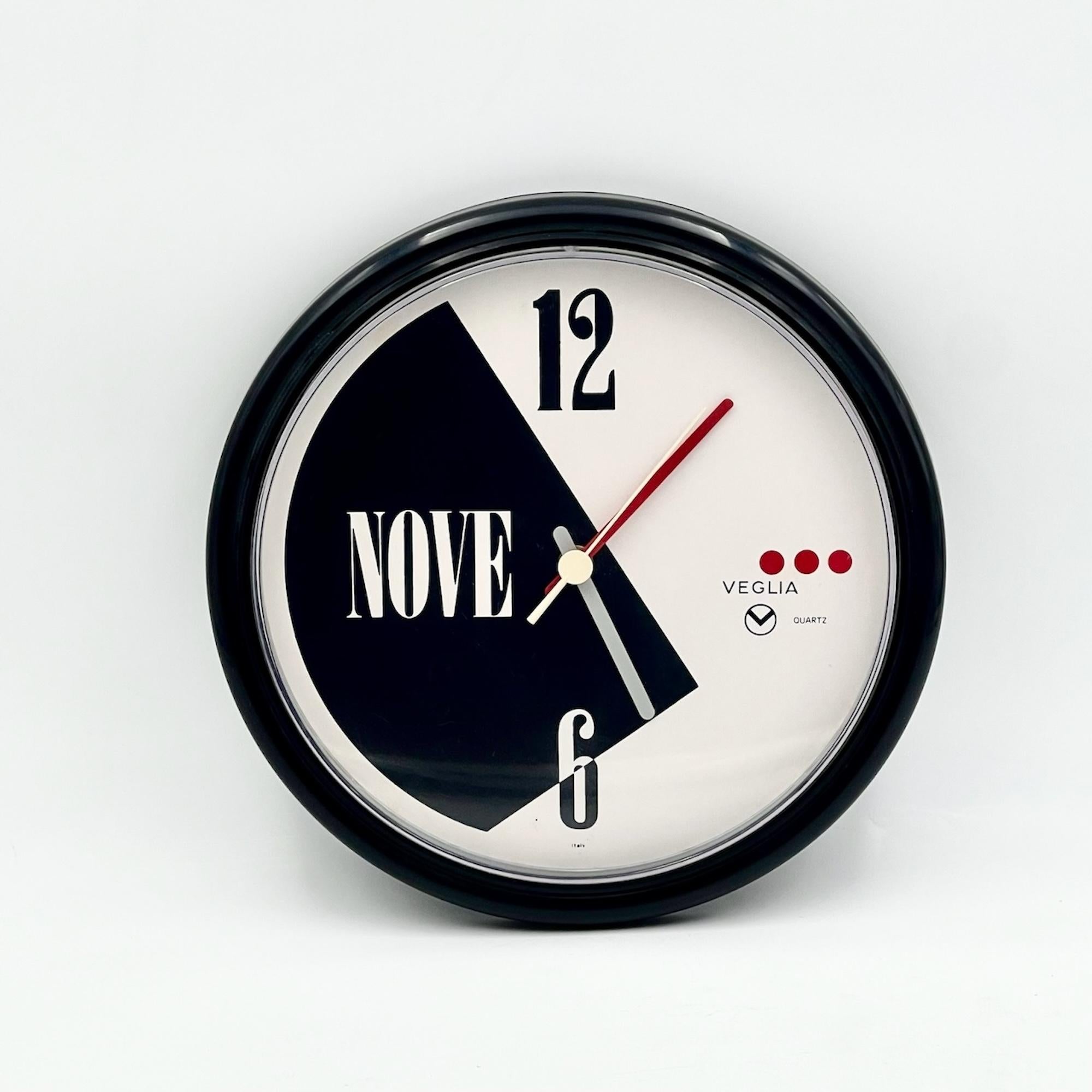 Eleva tu espacio con la elegancia atemporal del Reloj de Pared Veglia Borletti Milano Italy, una impresionante pieza de los años 80 que captura a la perfección el espíritu creativo del diseño italiano. Fabricado por la renombrada Veglia Borletti, un