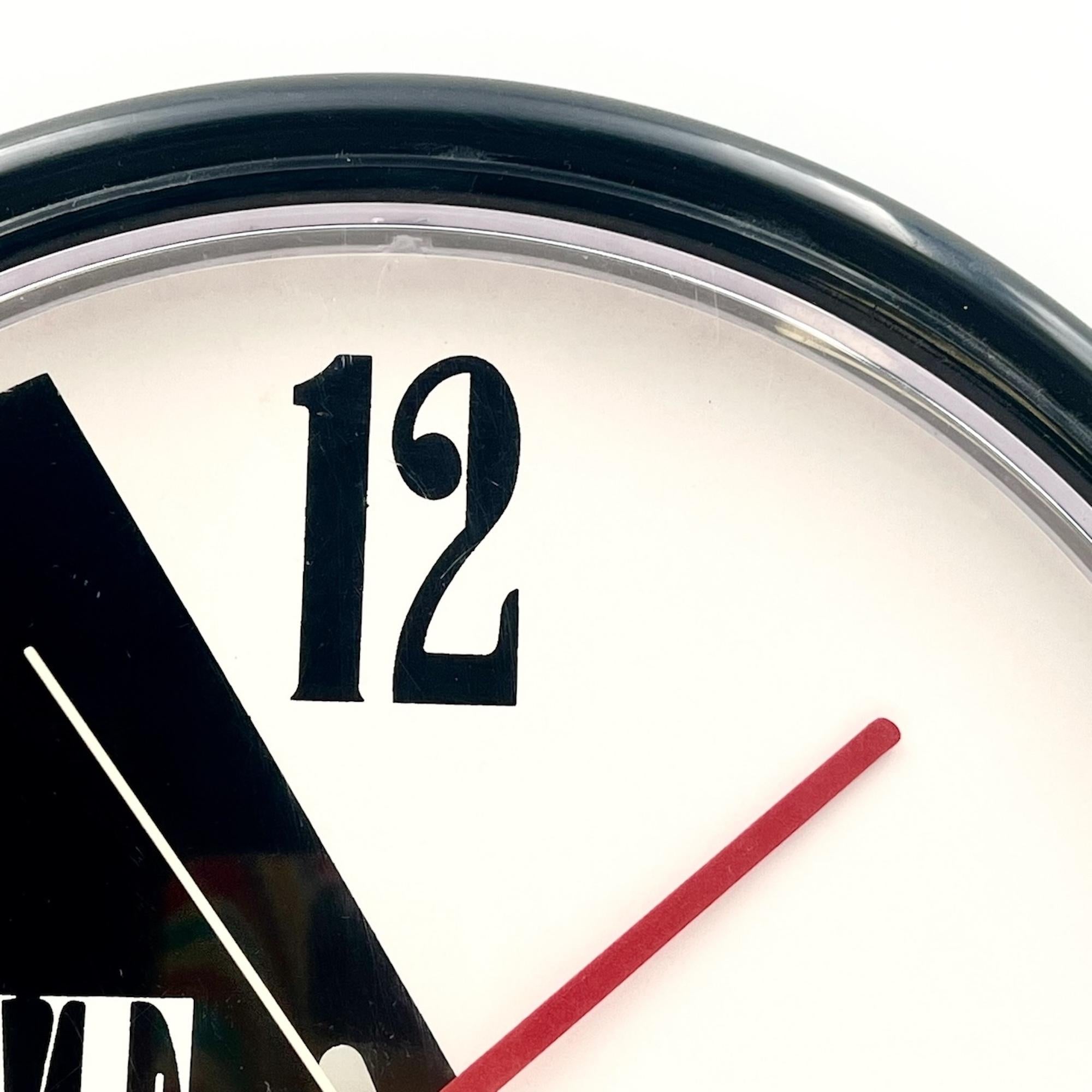 Icónico reloj de pared Veglia Borletti Milano de los años 80 - Decoración geométrica de estilo italiano Plástico en venta
