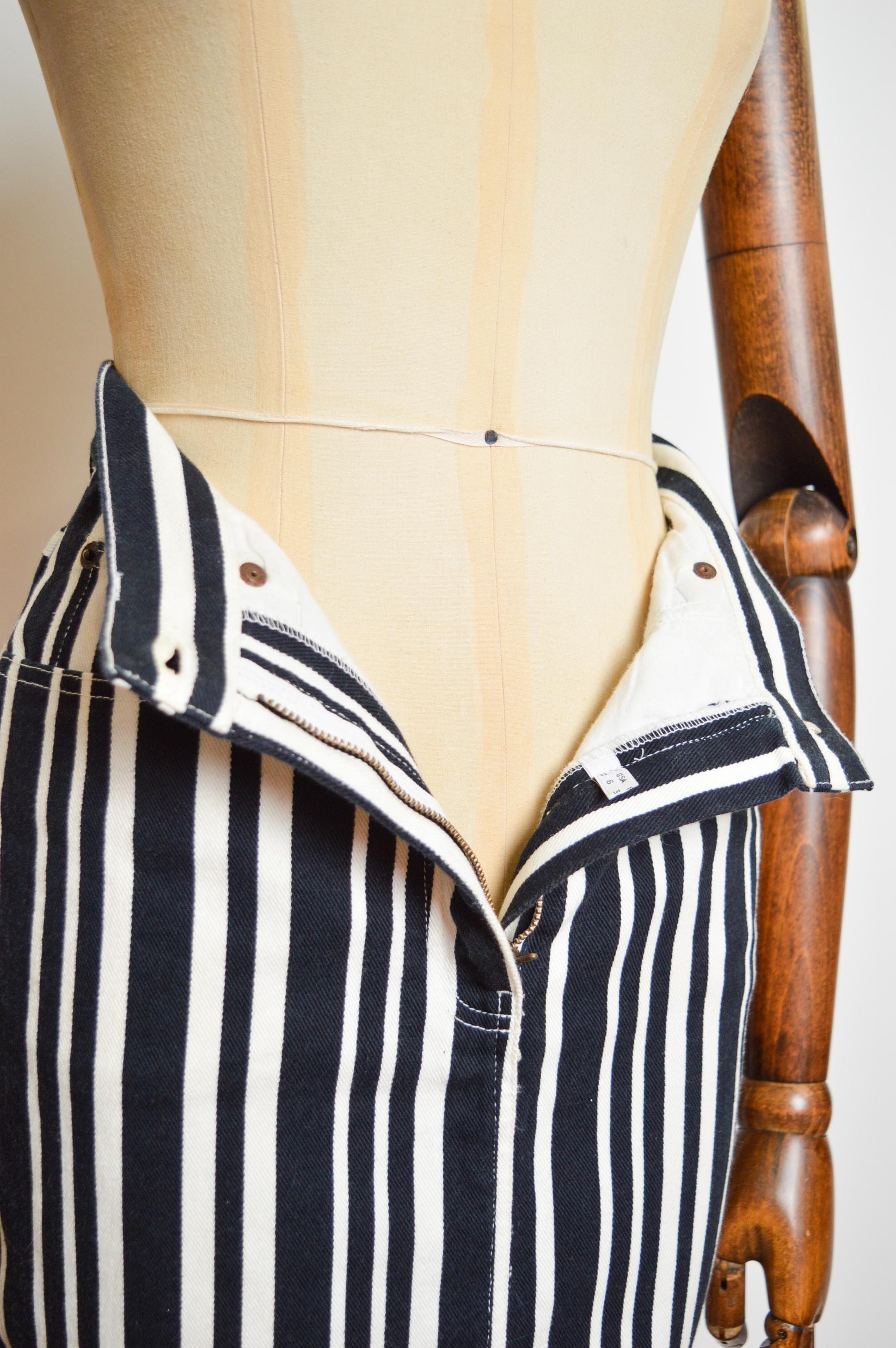 Iconic 1990s Cheap & Chic Franco Moschino Barcode Stripe Denim Pencil Mini Skirt For Sale 9