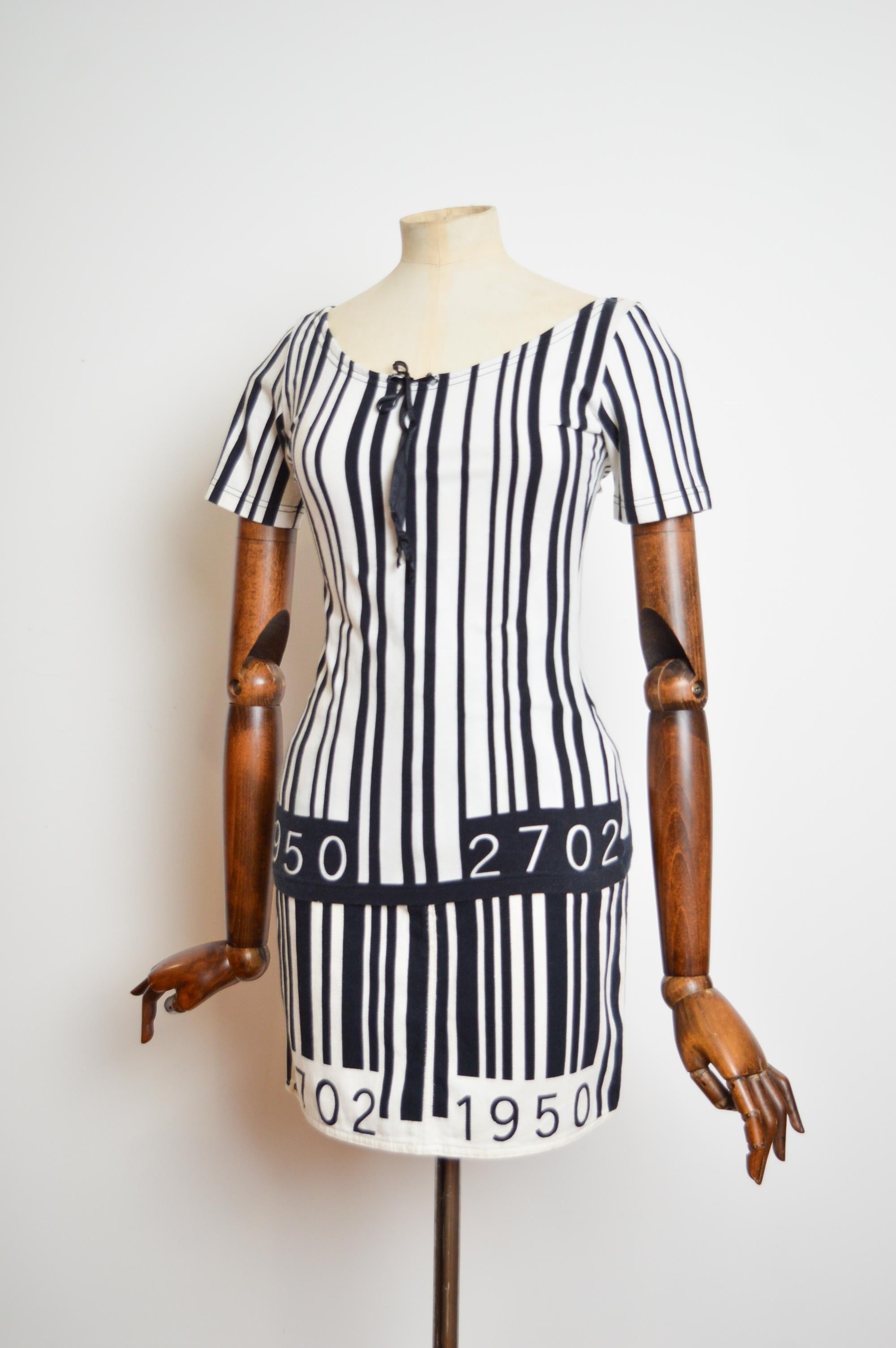 Iconic 1990s Cheap & Chic Franco Moschino Barcode Stripe Denim Pencil Mini Skirt For Sale 10