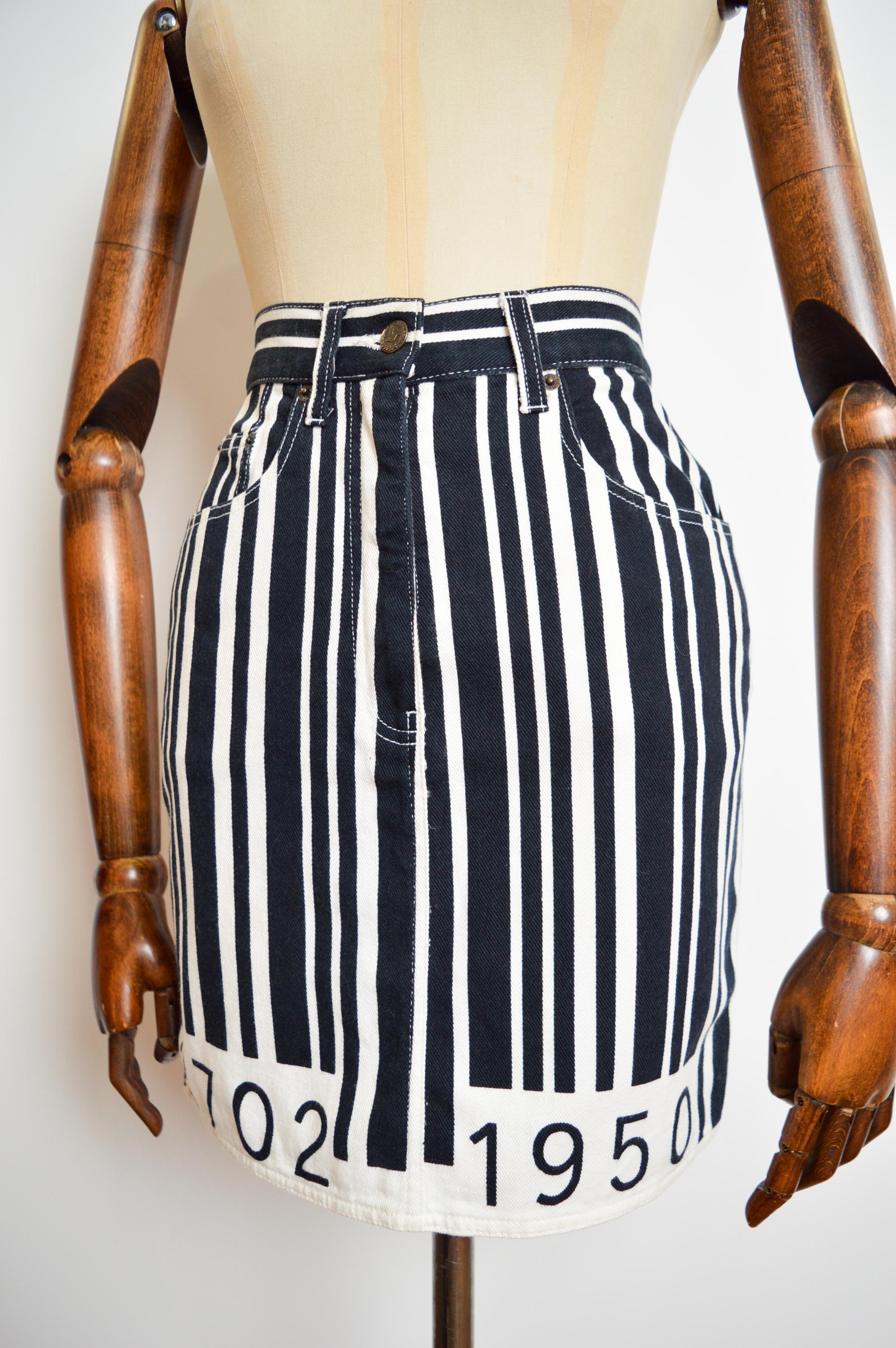 Women's Iconic 1990s Cheap & Chic Franco Moschino Barcode Stripe Denim Pencil Mini Skirt For Sale
