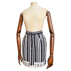 Iconica minigonna anni '90 Moschino Cheap and Chic in denim a righe con codice a barre