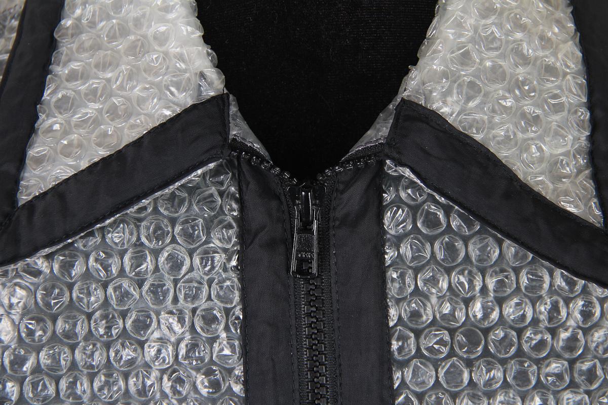 Grigio Iconica giacca in plastica trasparente D&G by DOLCE & GABBANA degli anni '90, con bolle d'aria. in vendita