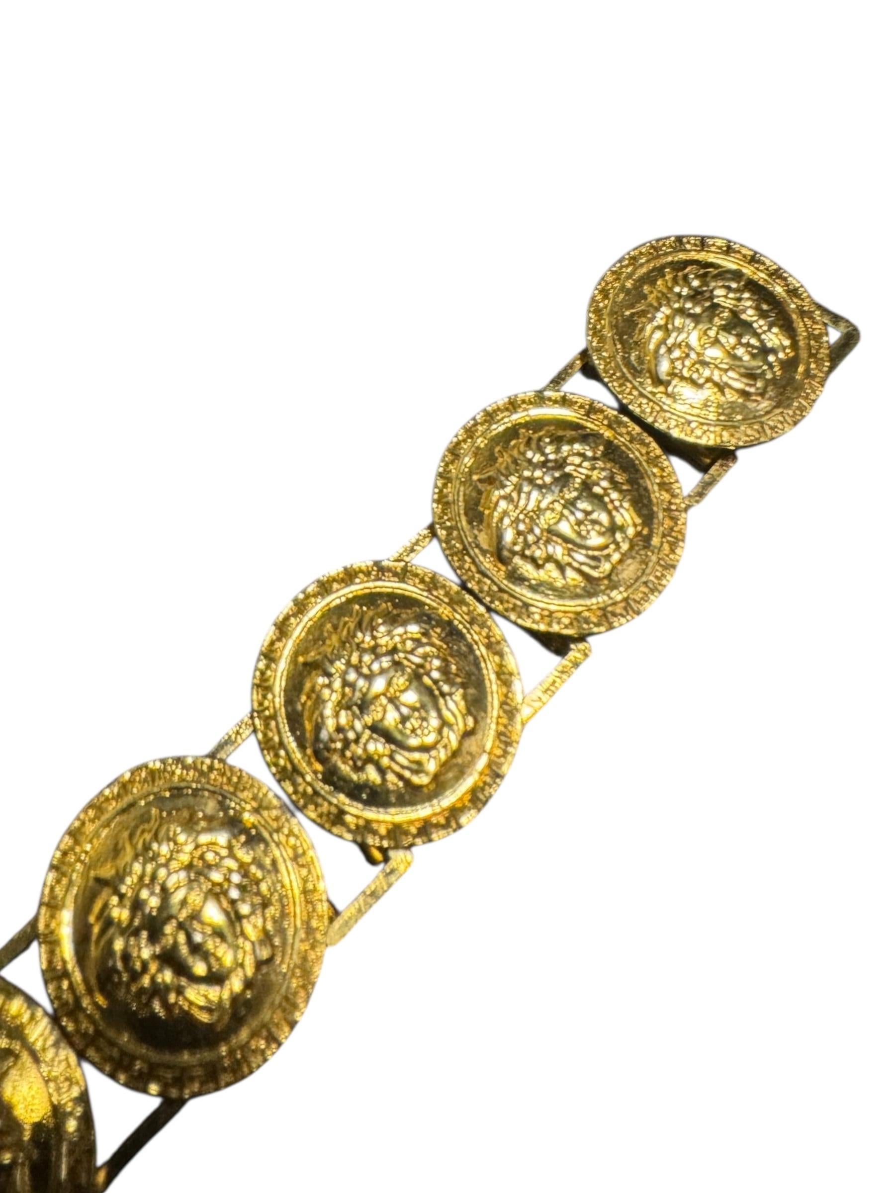 Ikonisches 1990er Gianni Versace Gold-Ton Medusa Armband mit Charme im Angebot 5