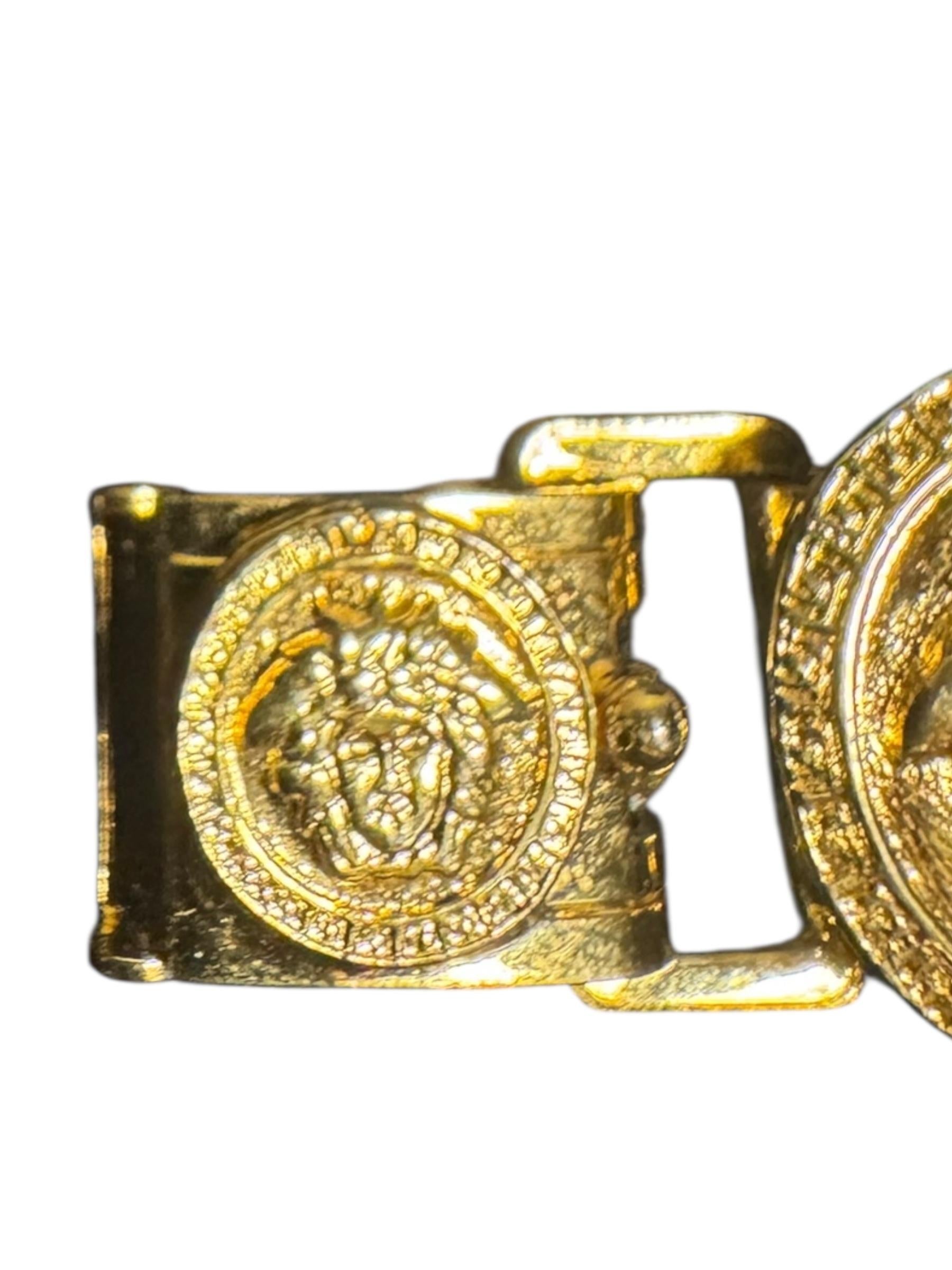 Ikonisches 1990er Gianni Versace Gold-Ton Medusa Armband mit Charme im Angebot 6