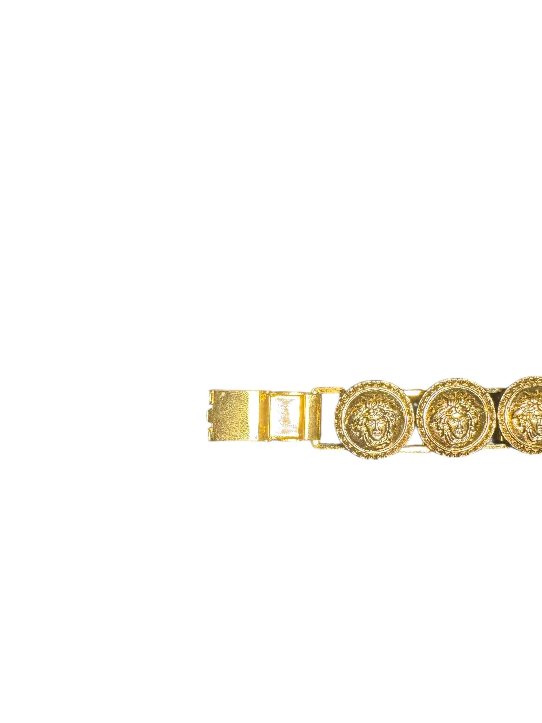 Ikonisches 1990er Gianni Versace Gold-Ton Medusa Armband mit Charme im Angebot 7