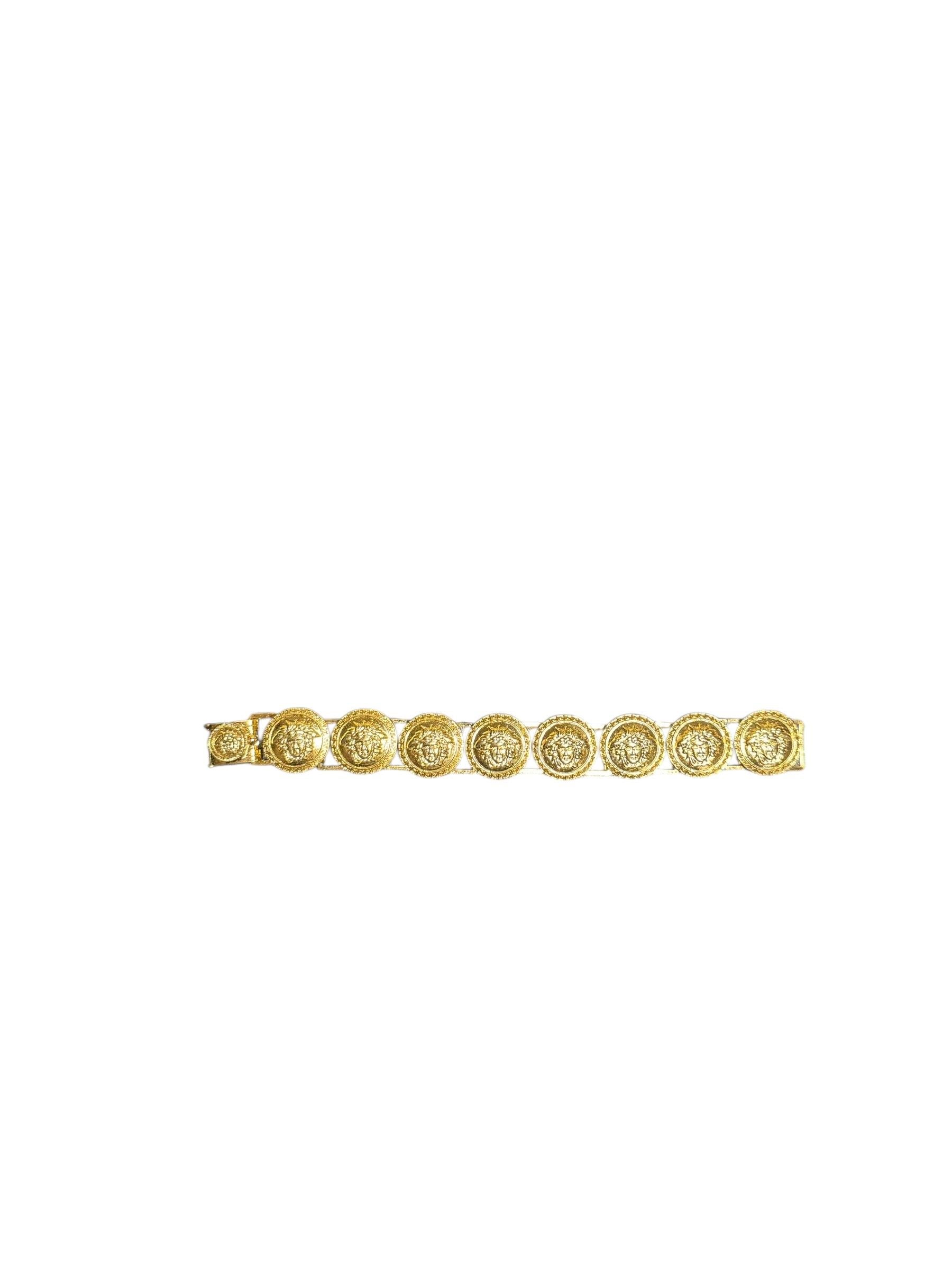 Ikonisches 1990er Gianni Versace Gold-Ton Medusa Armband mit Charme im Angebot 8