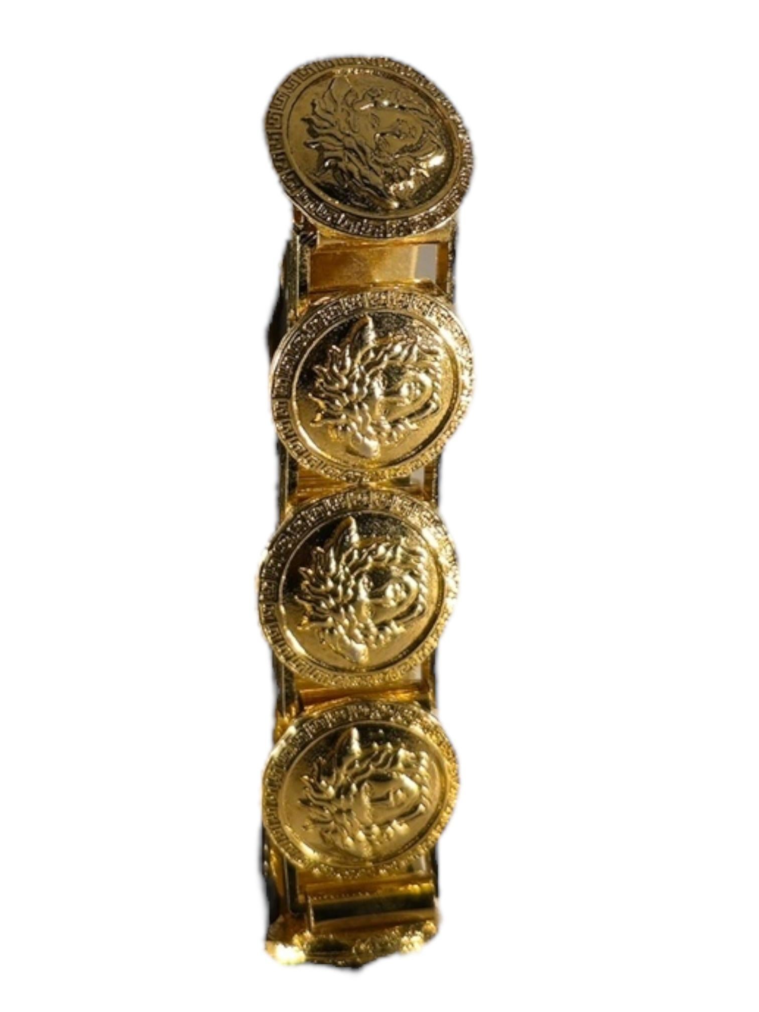 Ikonisches 1990er Gianni Versace Gold-Ton Medusa Armband mit Charme (Neobarock) im Angebot