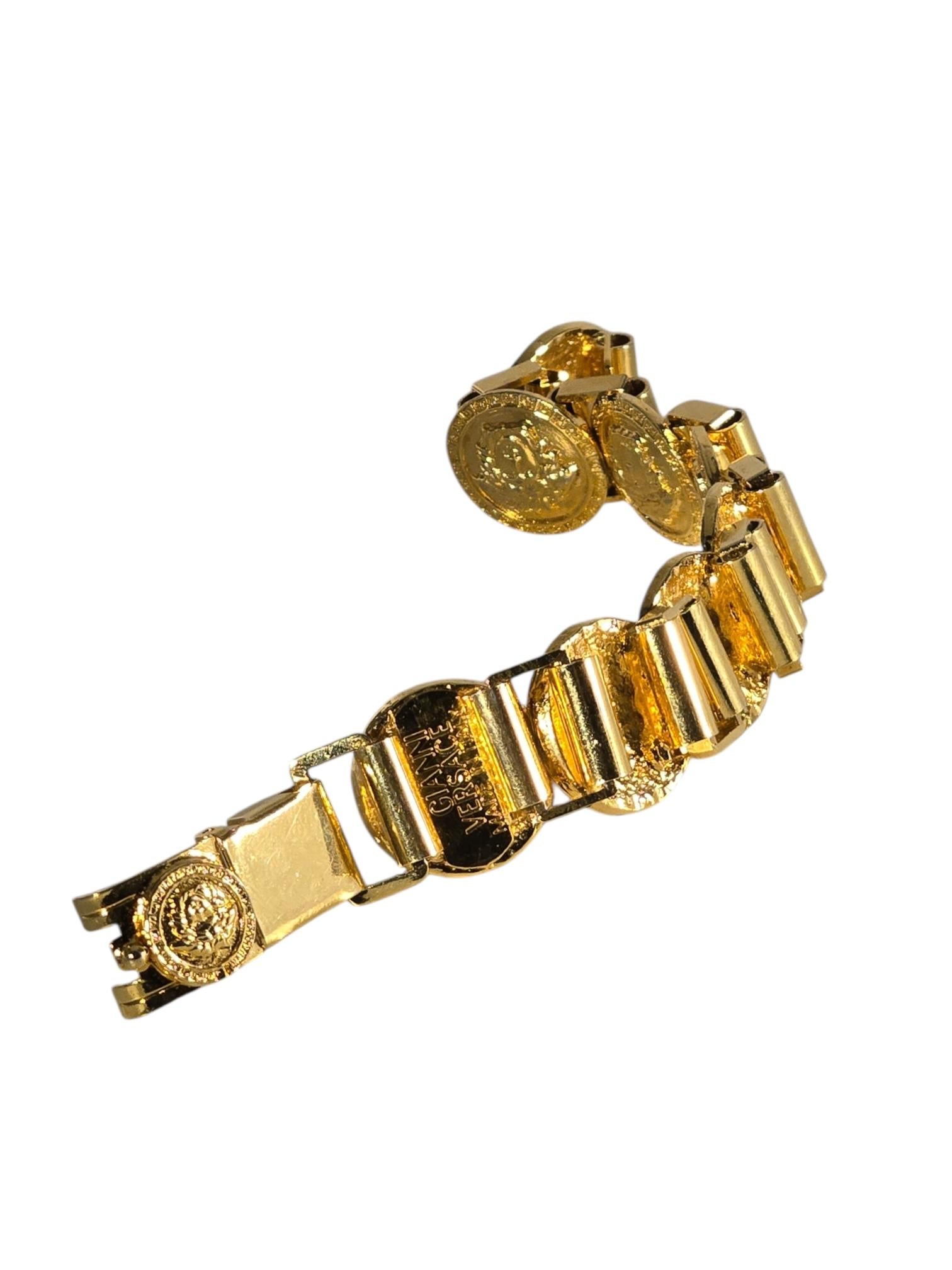 Ikonisches 1990er Gianni Versace Gold-Ton Medusa Armband mit Charme im Zustand „Gut“ im Angebot in Kingston, NY