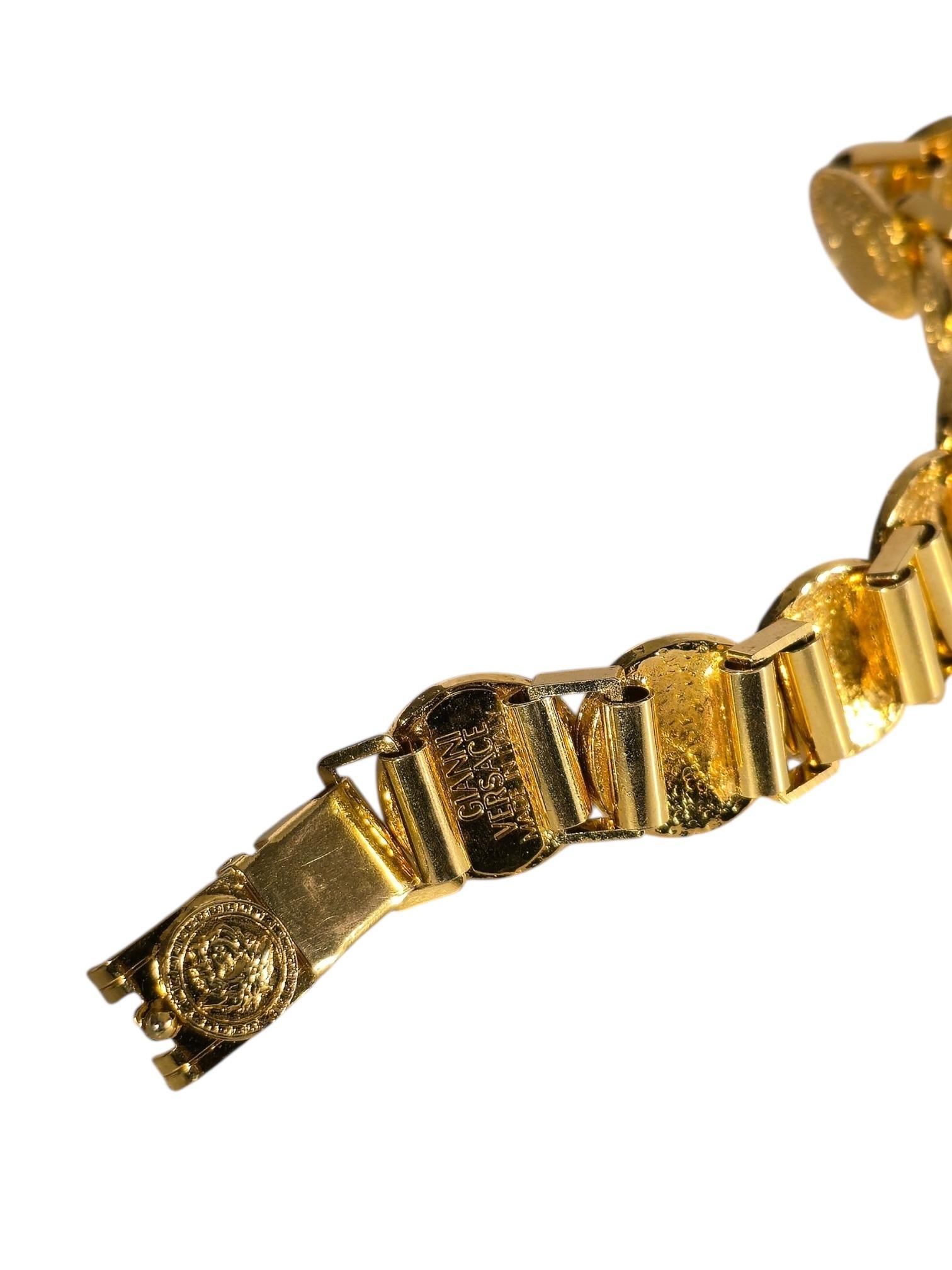 Ikonisches 1990er Gianni Versace Gold-Ton Medusa Armband mit Charme für Damen oder Herren im Angebot