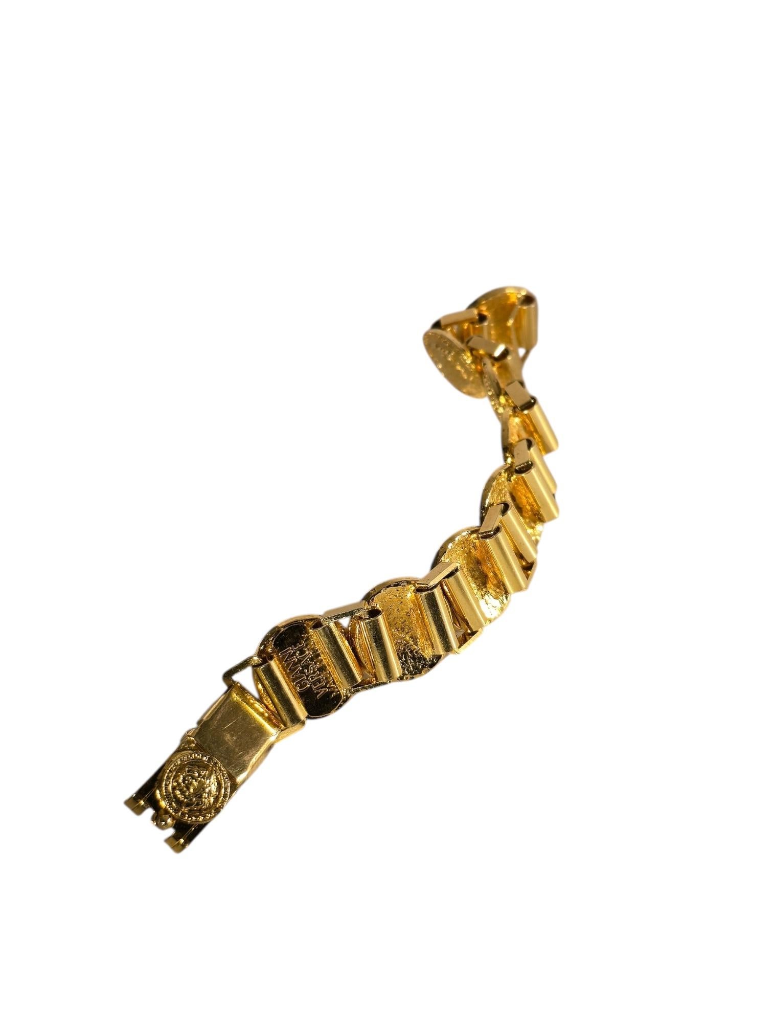 Ikonisches 1990er Gianni Versace Gold-Ton Medusa Armband mit Charme im Angebot 1