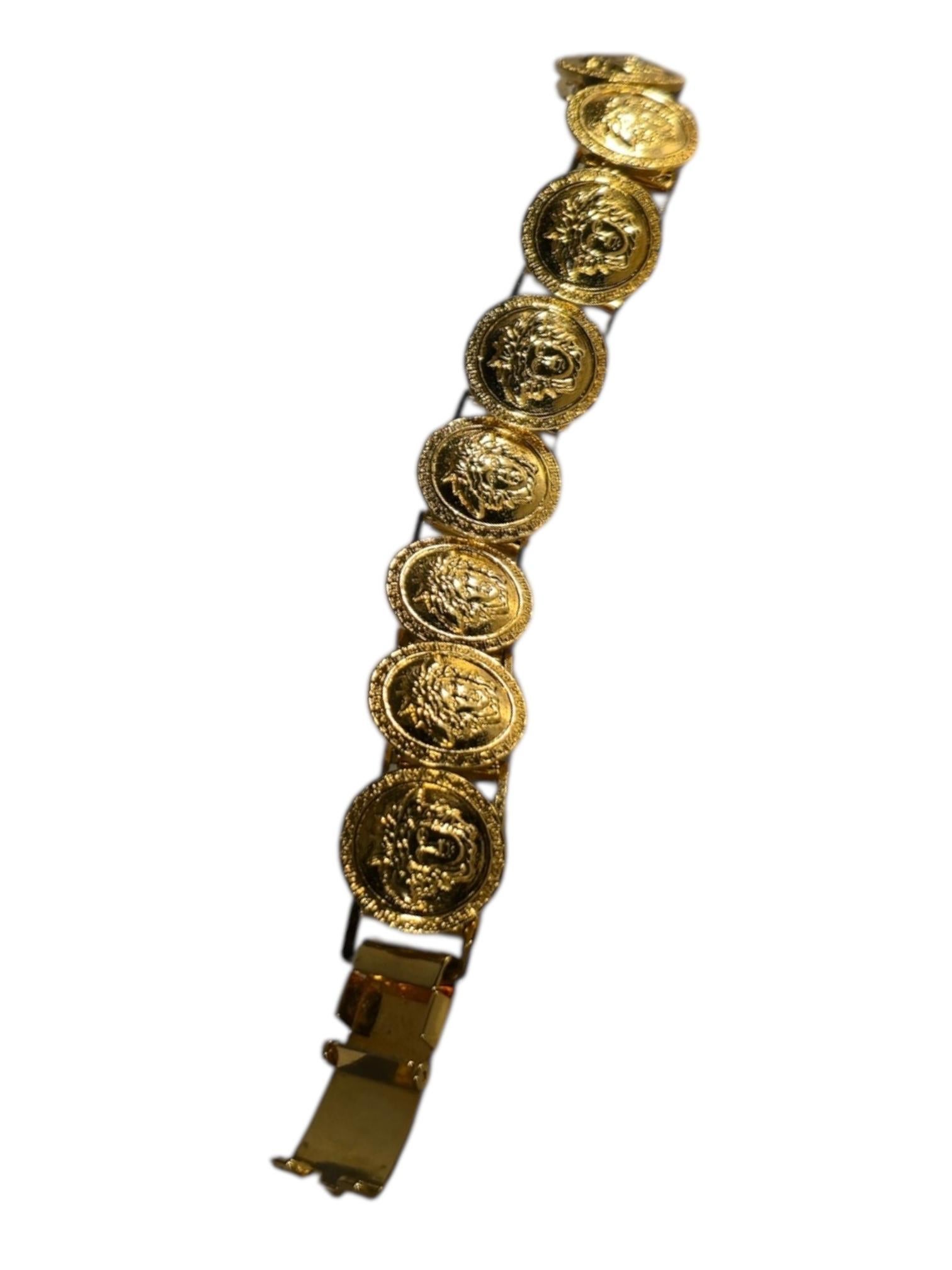 Ikonisches 1990er Gianni Versace Gold-Ton Medusa Armband mit Charme im Angebot 2