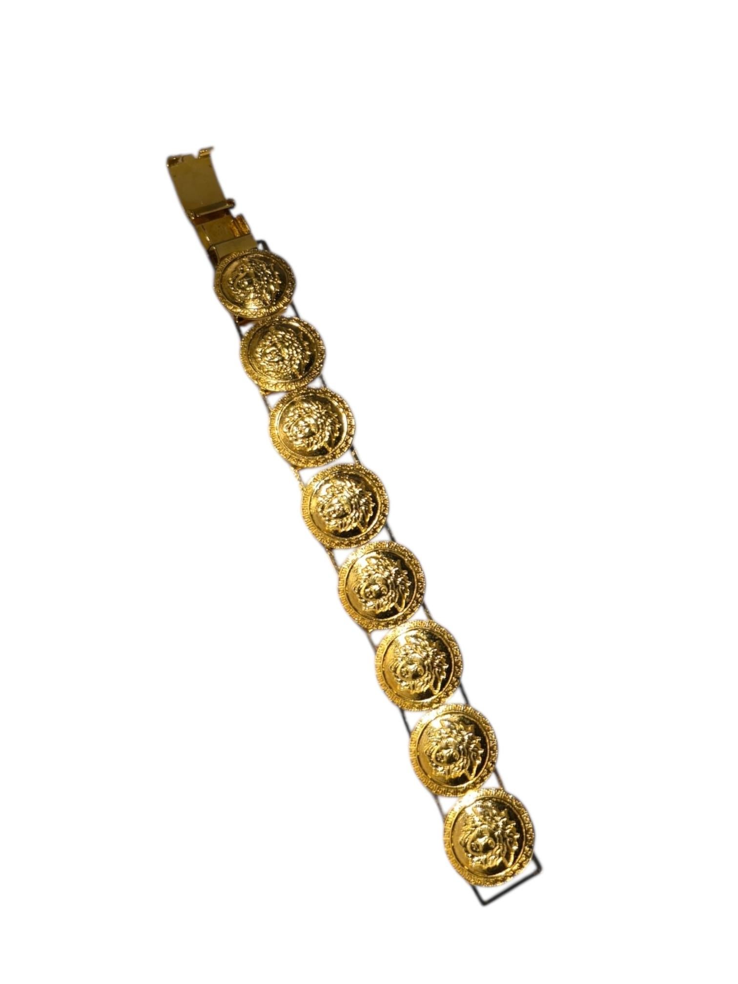 Ikonisches 1990er Gianni Versace Gold-Ton Medusa Armband mit Charme im Angebot 3