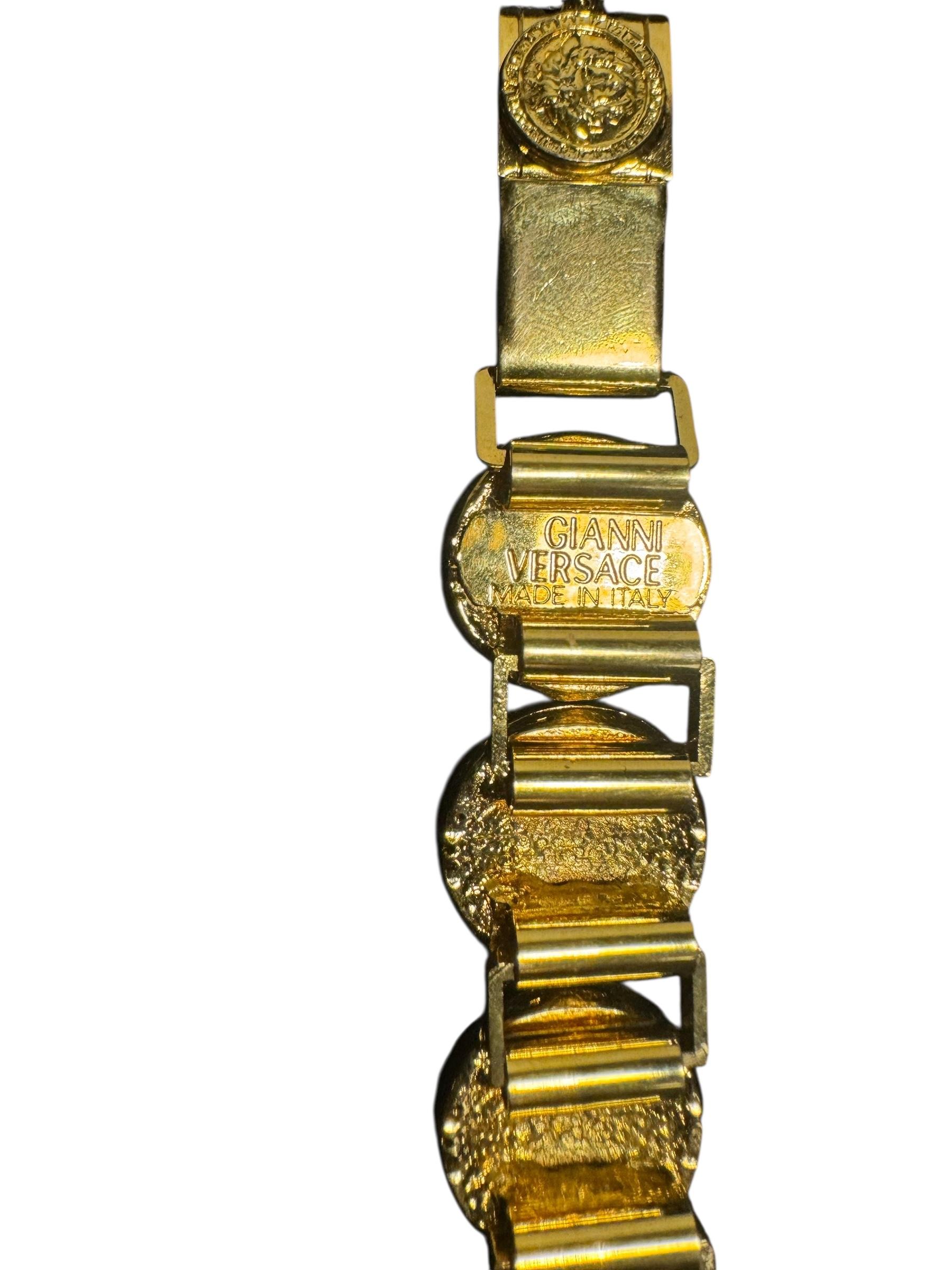 Ikonisches 1990er Gianni Versace Gold-Ton Medusa Armband mit Charme im Angebot 4