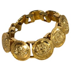 Bracciale con charme Medusa in oro dell'iconico Gianni Versace degli anni '90
