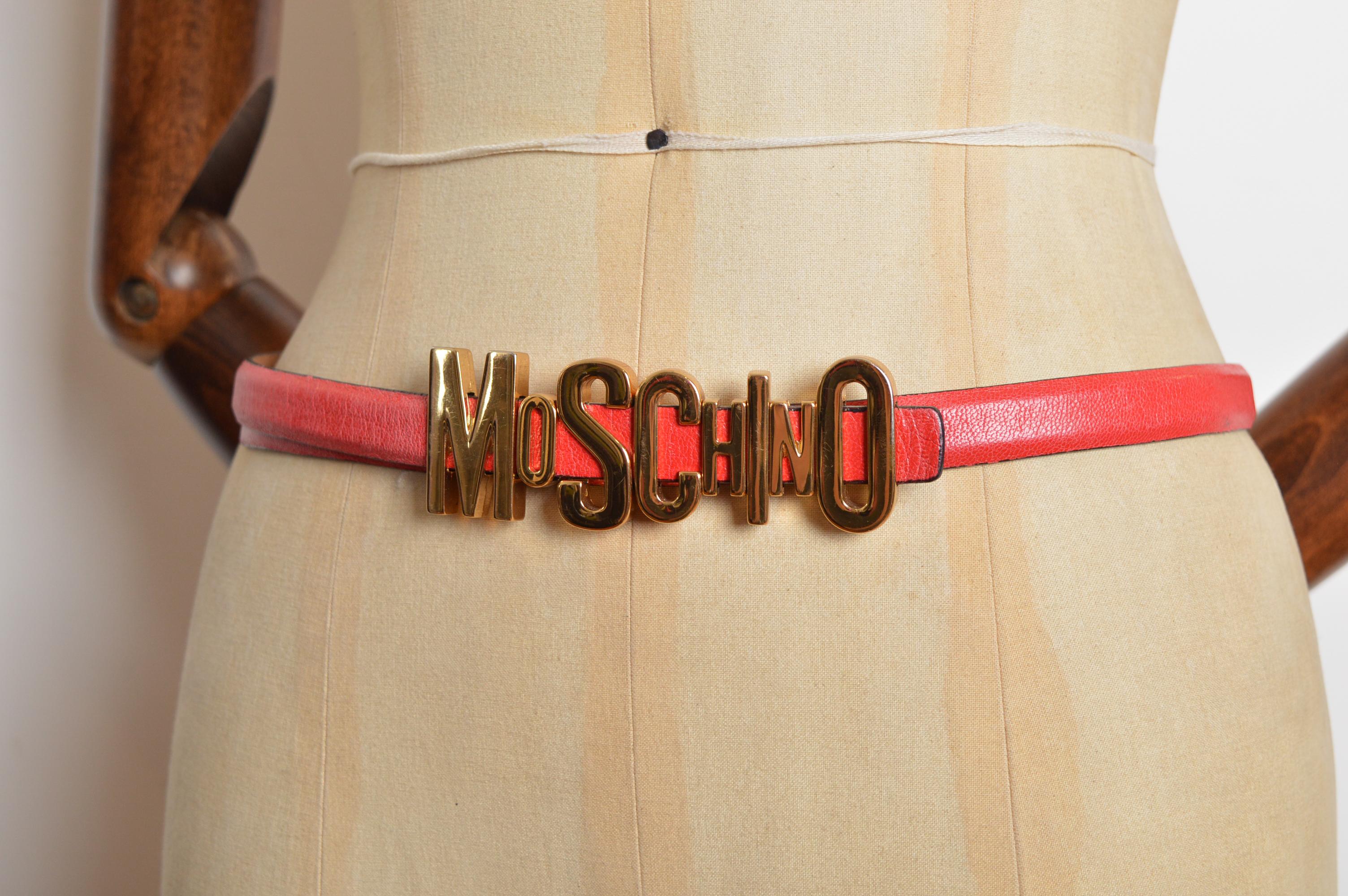 Iconic 1990's Moschino Skinny Red 'Moschino' Gold Letter leather Waist Belt (Orange) im Angebot