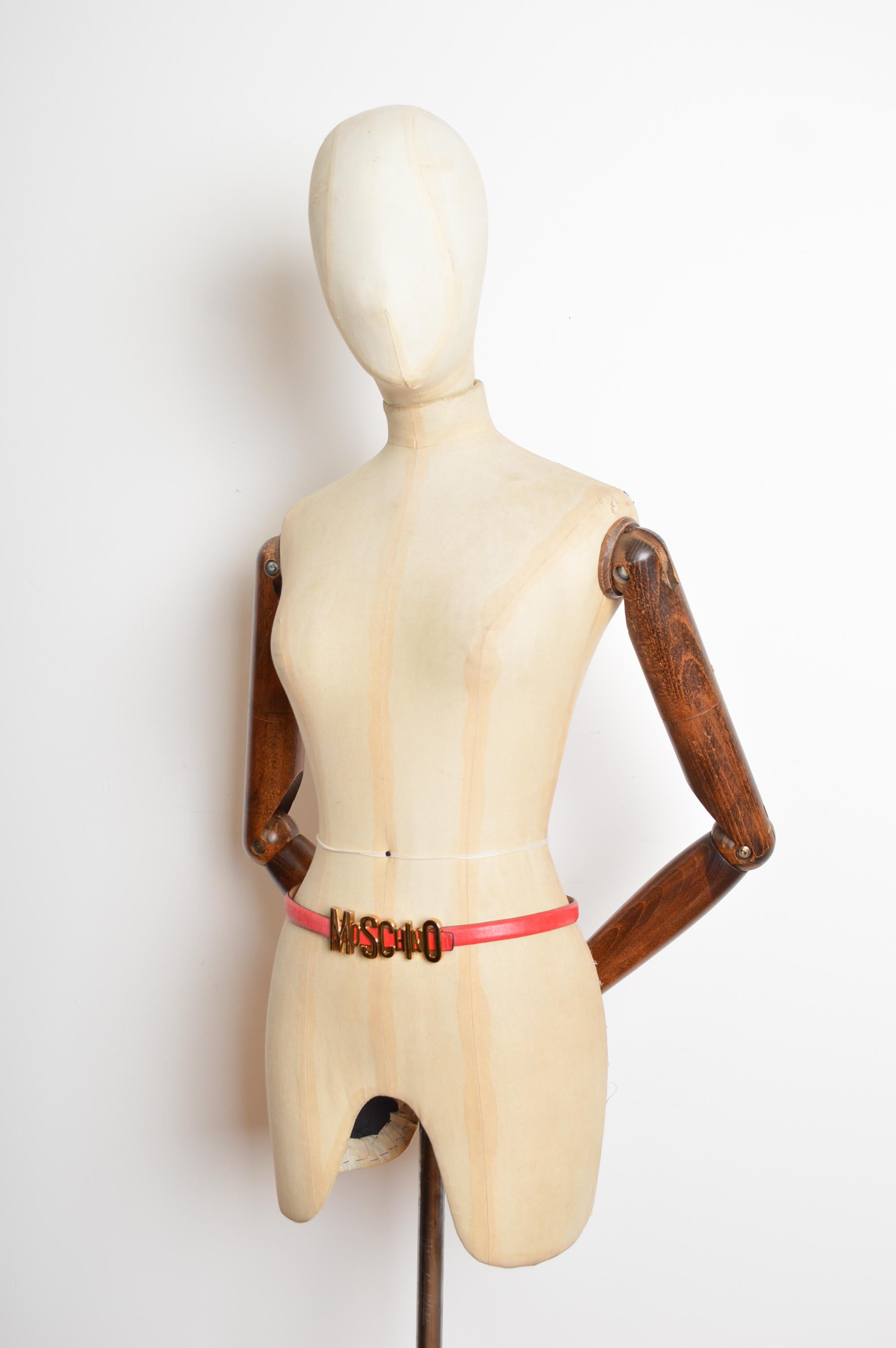 Iconic 1990's Moschino Skinny Red 'Moschino' Gold Letter leather Waist Belt für Damen oder Herren im Angebot