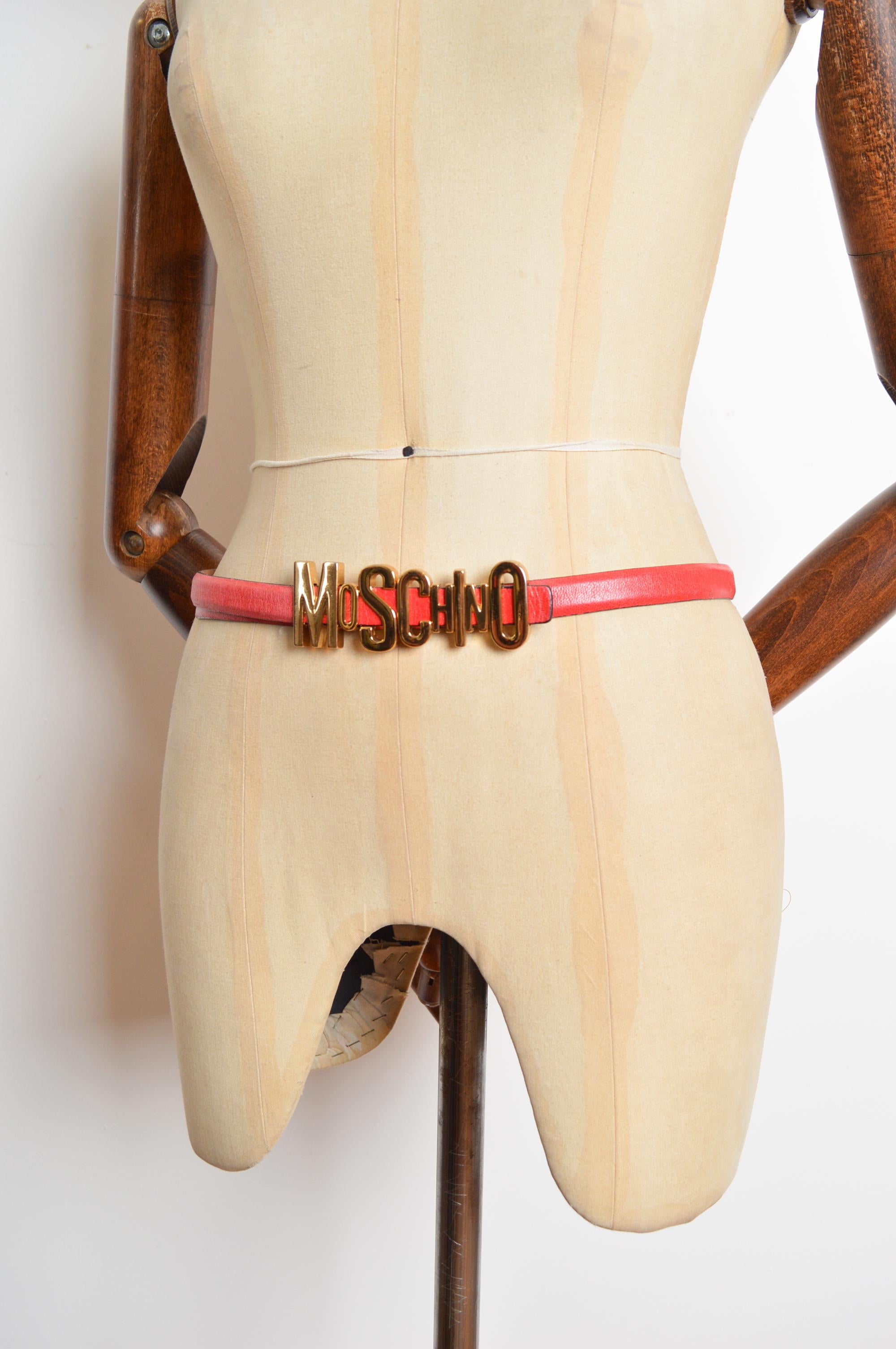 Iconic 1990's Moschino Skinny Red 'Moschino' Gold Letter leather Waist Belt im Angebot 1