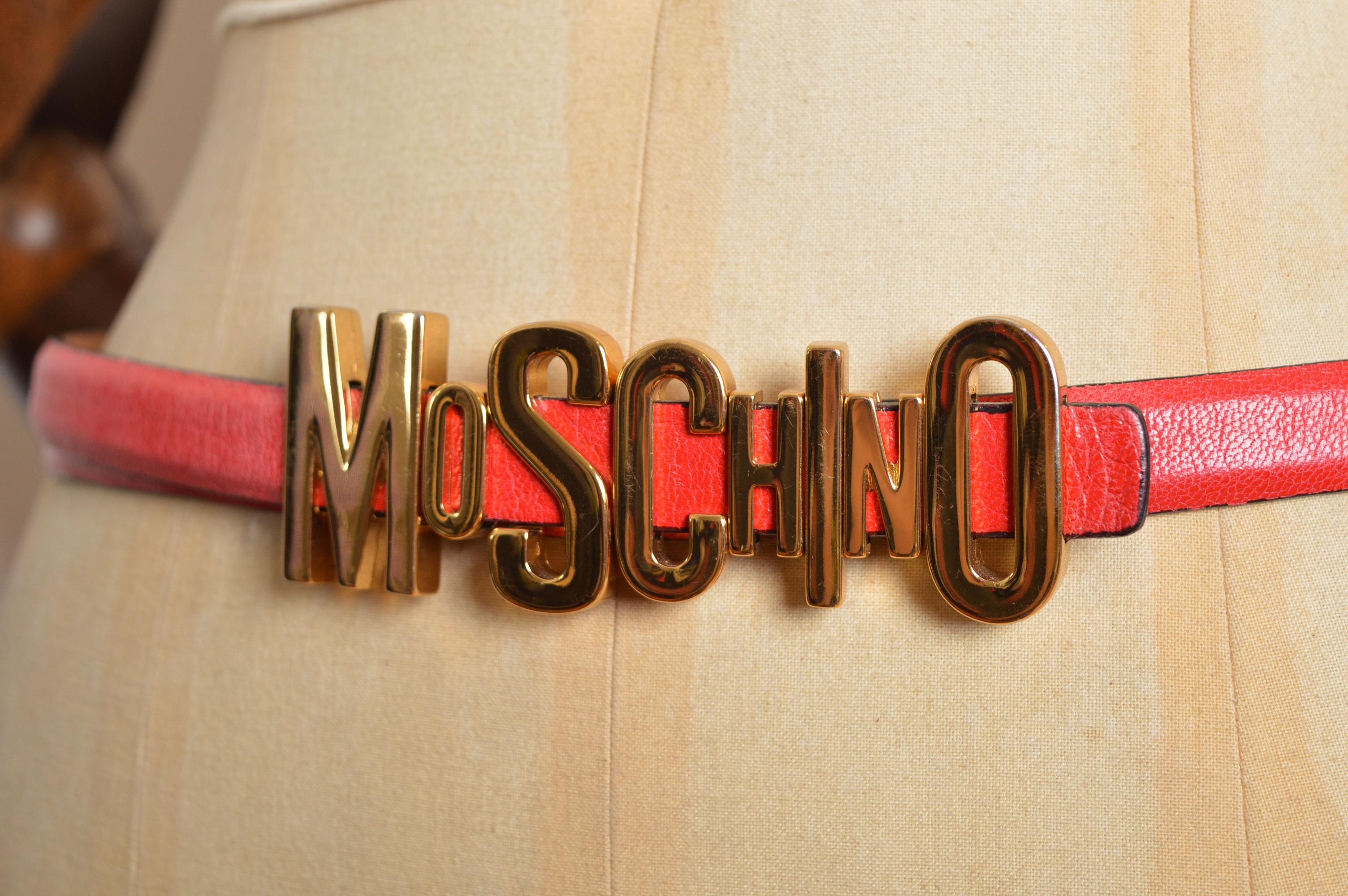 Iconic 1990's Moschino Skinny Red 'Moschino' Gold Letter leather Waist Belt im Angebot 2