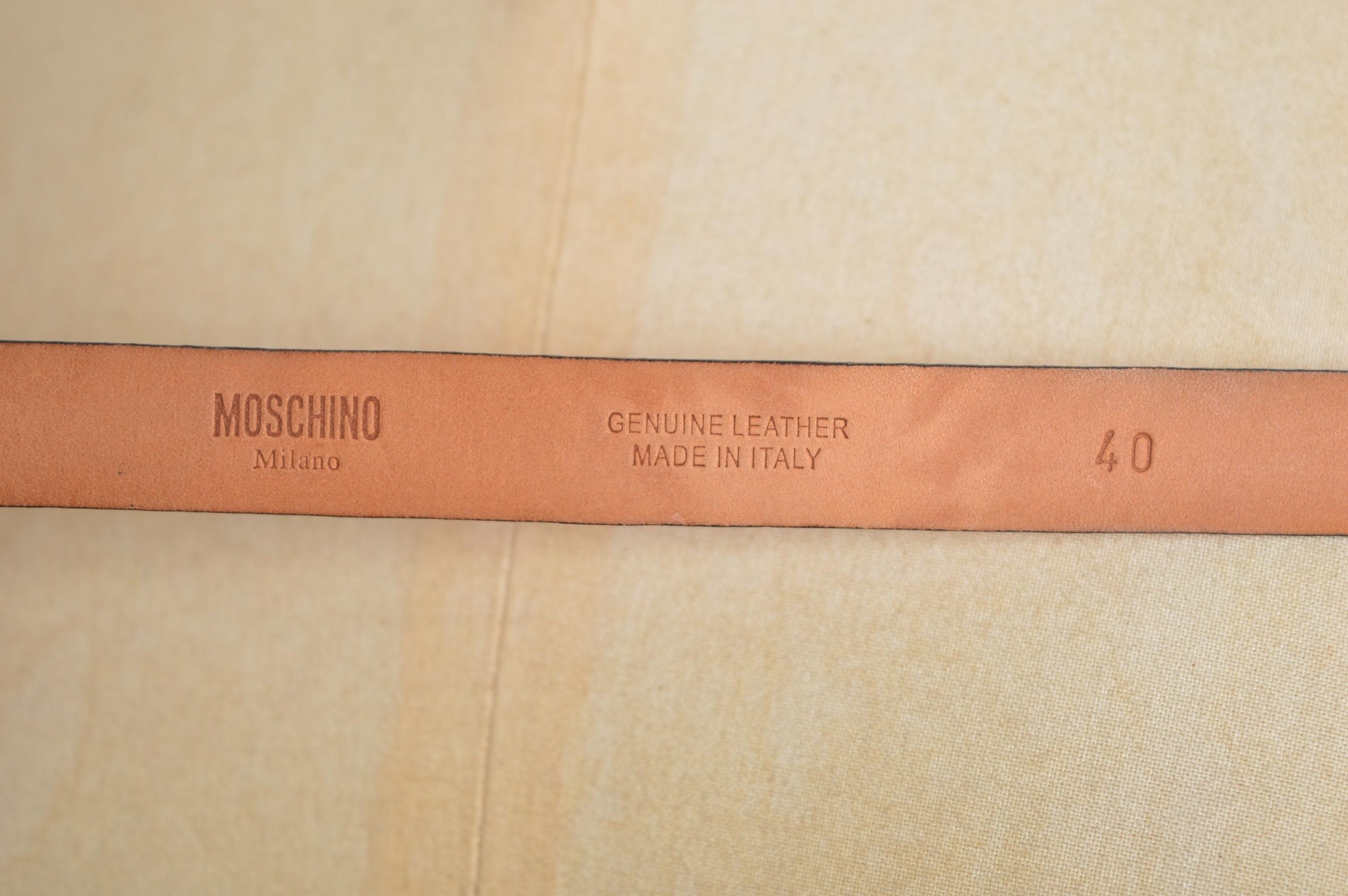 Iconic 1990's Moschino Skinny Red 'Moschino' Gold Letter leather Waist Belt im Angebot 3