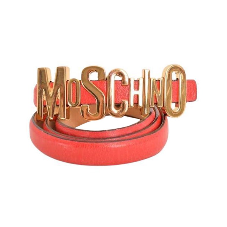 Iconic 1990
s Moschino Skinny Red 
Moschino
 Gold Letter leather Waist Belt im Angebot