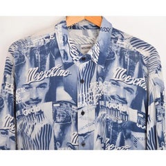 Ikonisches 1990er Vintage Moschino 'Franco' Druck Grafikmuster Blaues Hemd