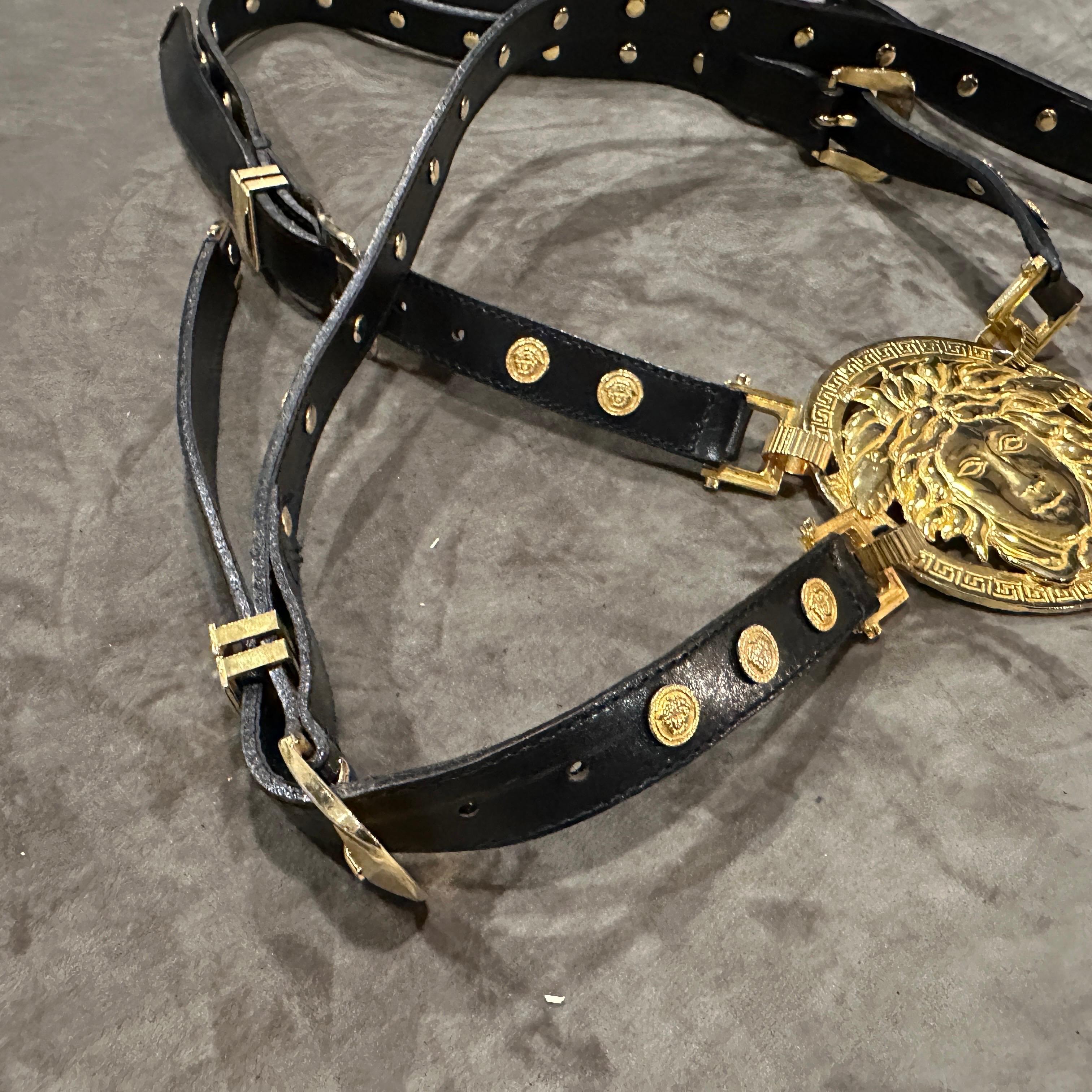 Icónico cinturón de Medusa de cuero negro y latón Bondage Gianni Versace de 1992 5