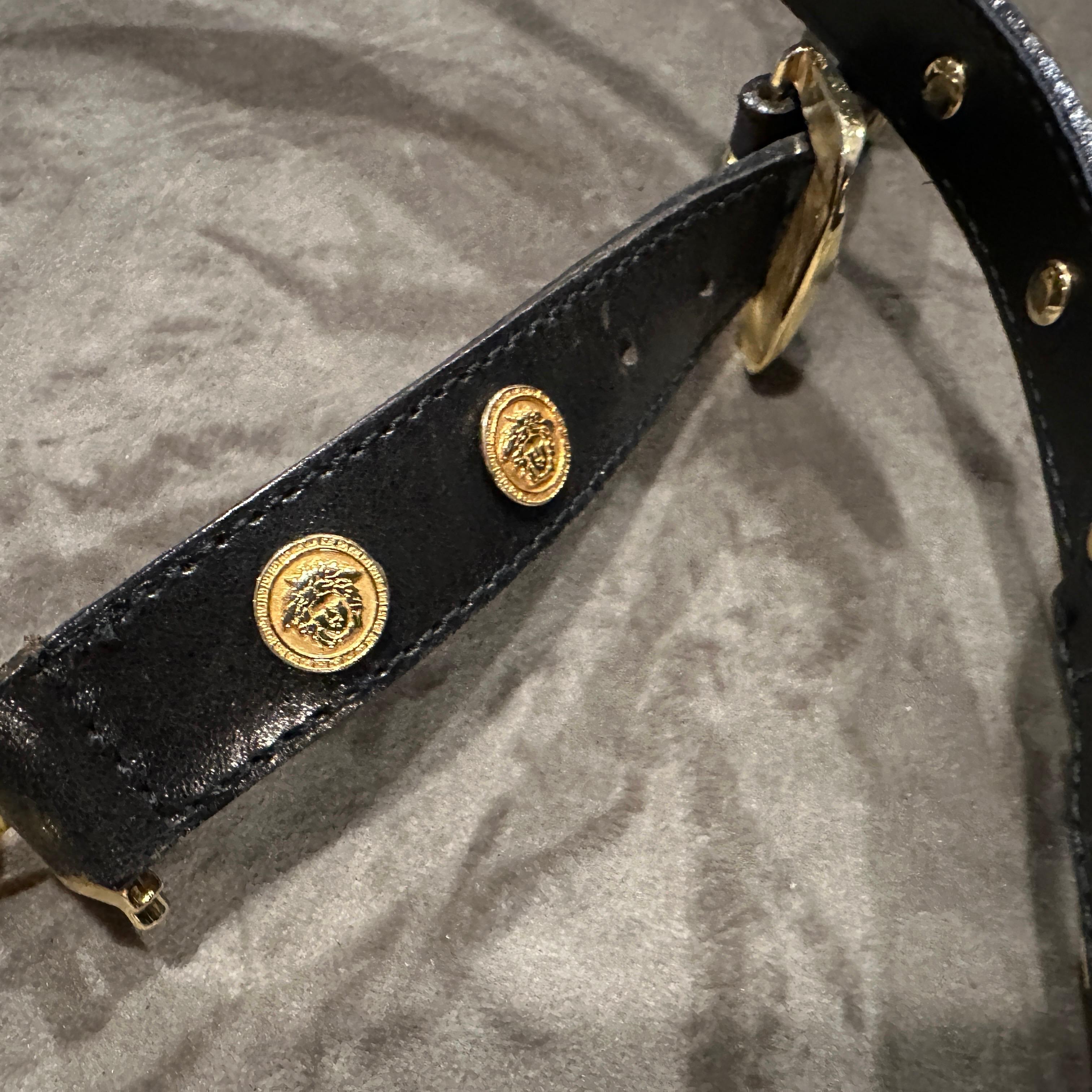Icónico cinturón de Medusa de cuero negro y latón Bondage Gianni Versace de 1992 6