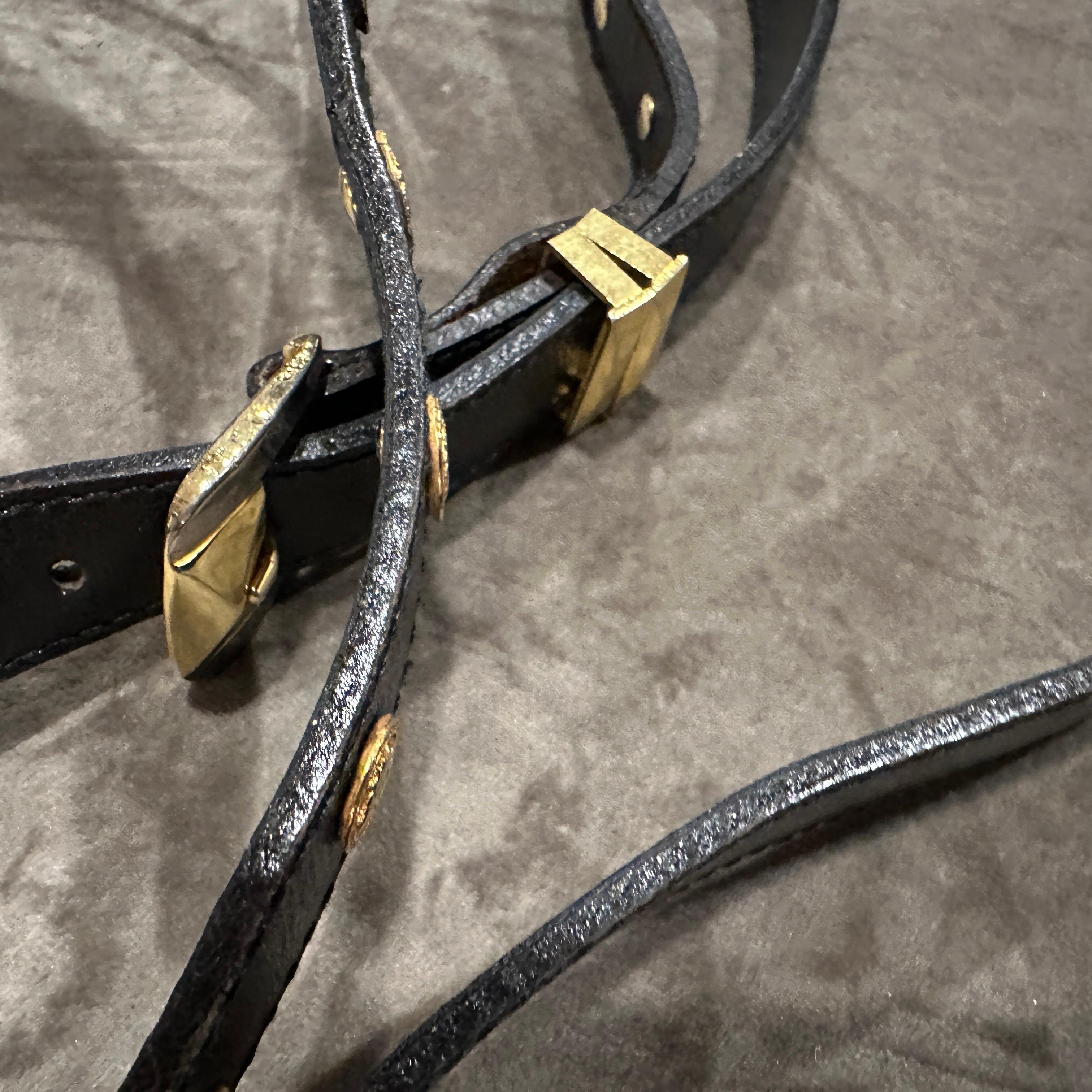Icónico cinturón de Medusa de cuero negro y latón Bondage Gianni Versace de 1992 7