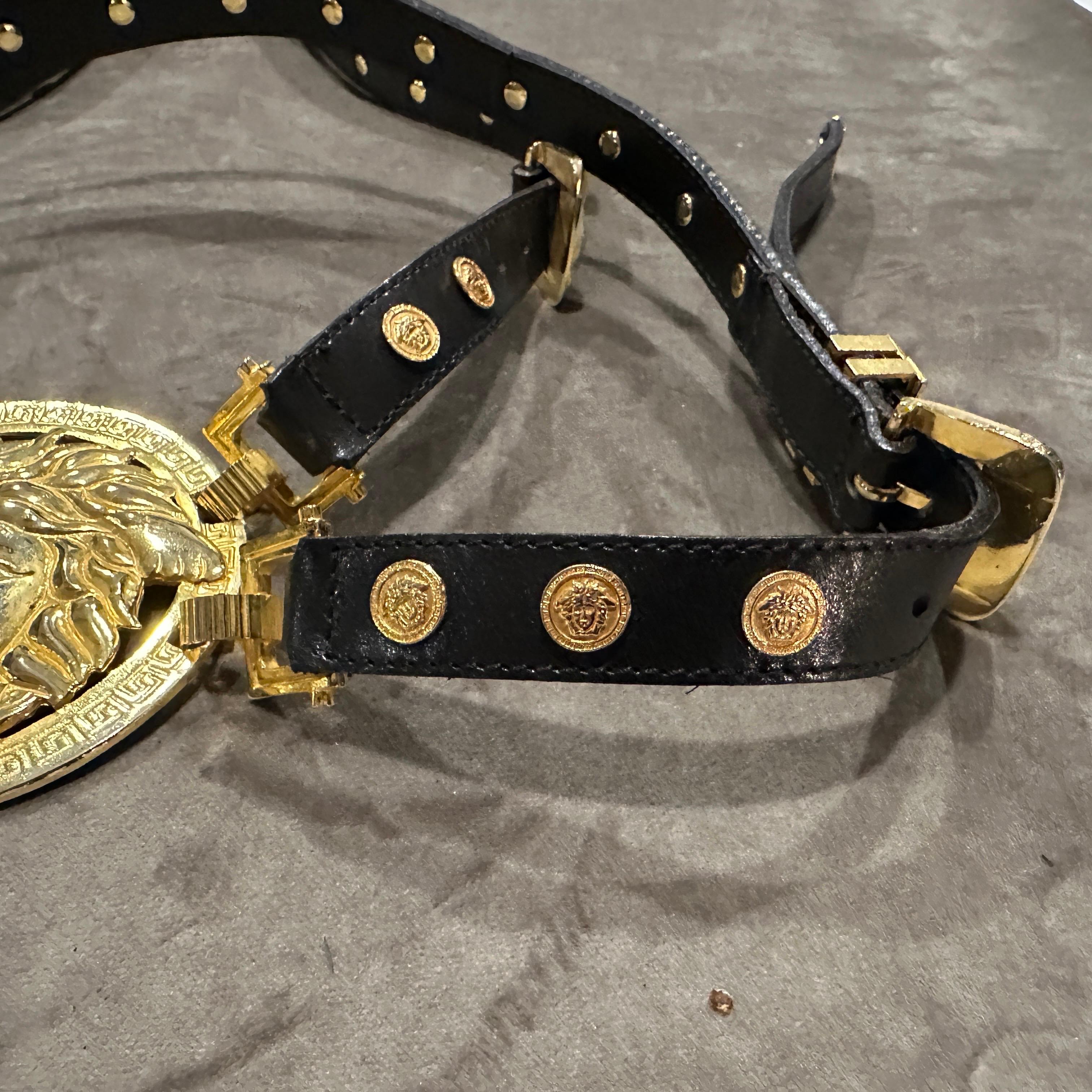 Icónico cinturón de Medusa de cuero negro y latón Bondage Gianni Versace de 1992 8