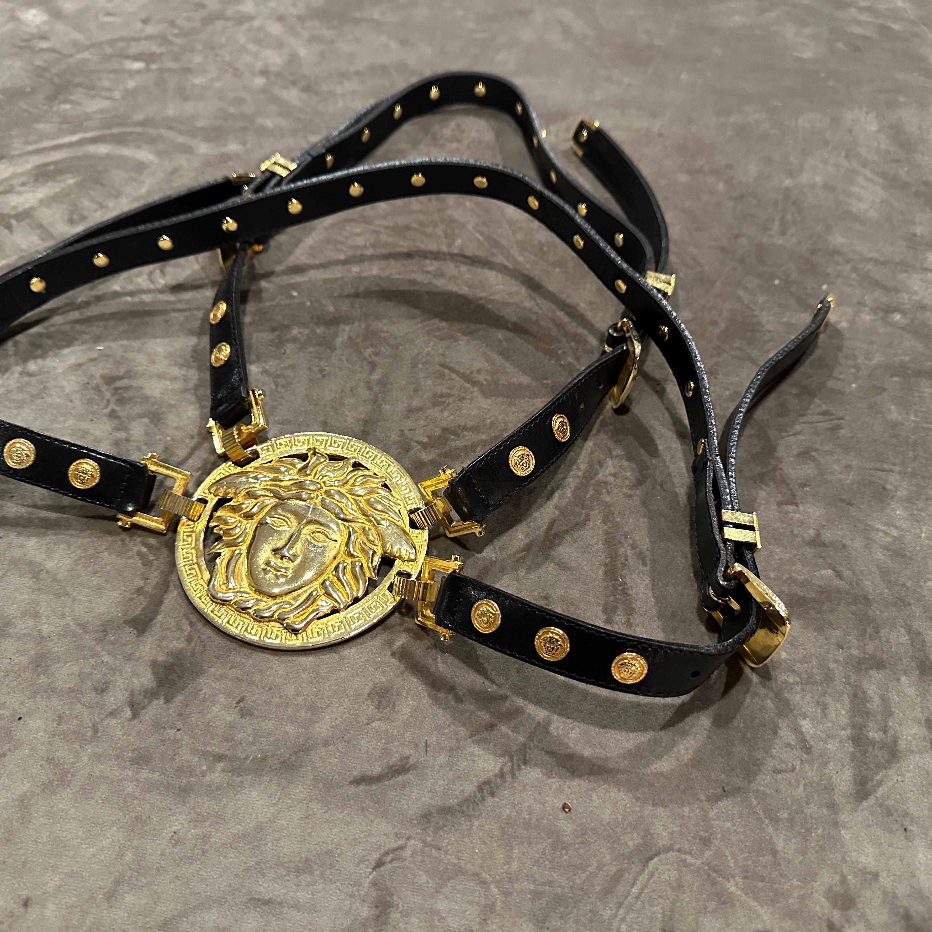 Icónico cinturón de Medusa de cuero negro y latón Bondage Gianni Versace de 1992 9