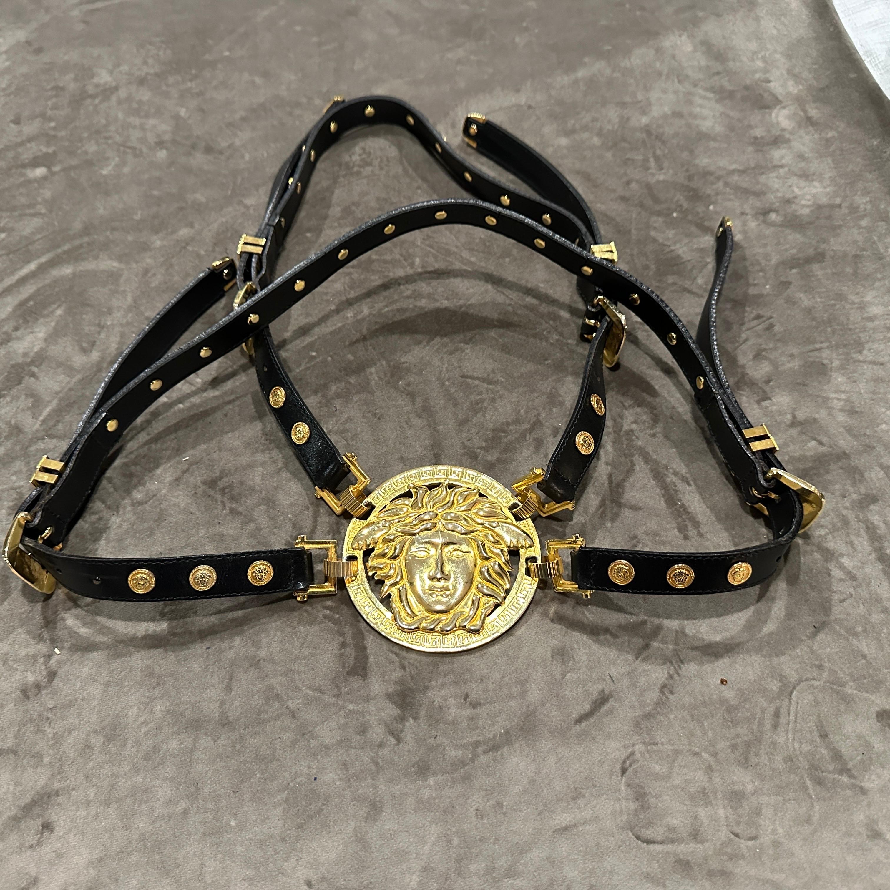 Icónico cinturón de Medusa de cuero negro y latón Bondage Gianni Versace de 1992 10